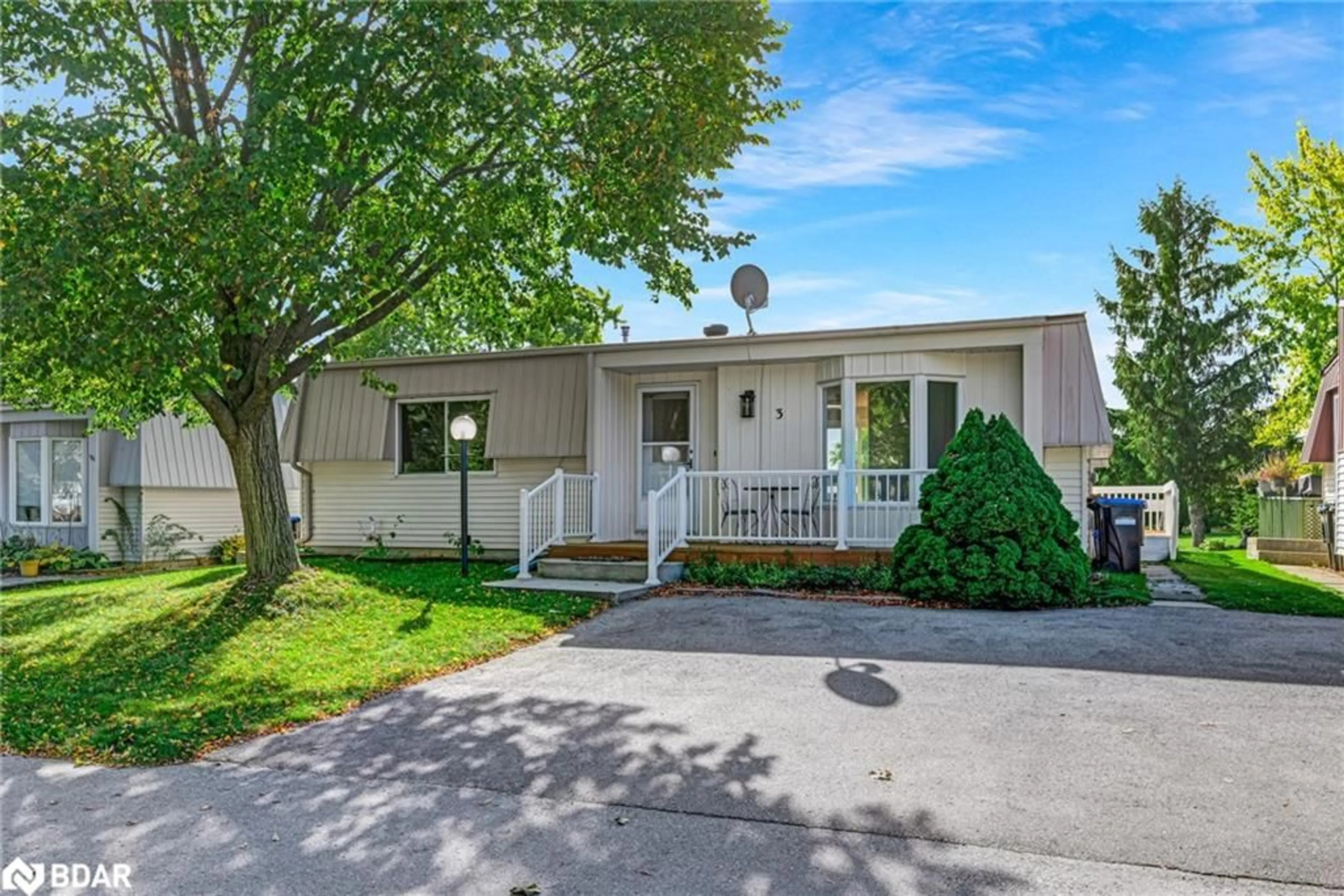 Home with vinyl exterior material, street for 3 Comforts Cove, Innisfil Ontario L9S 1S3