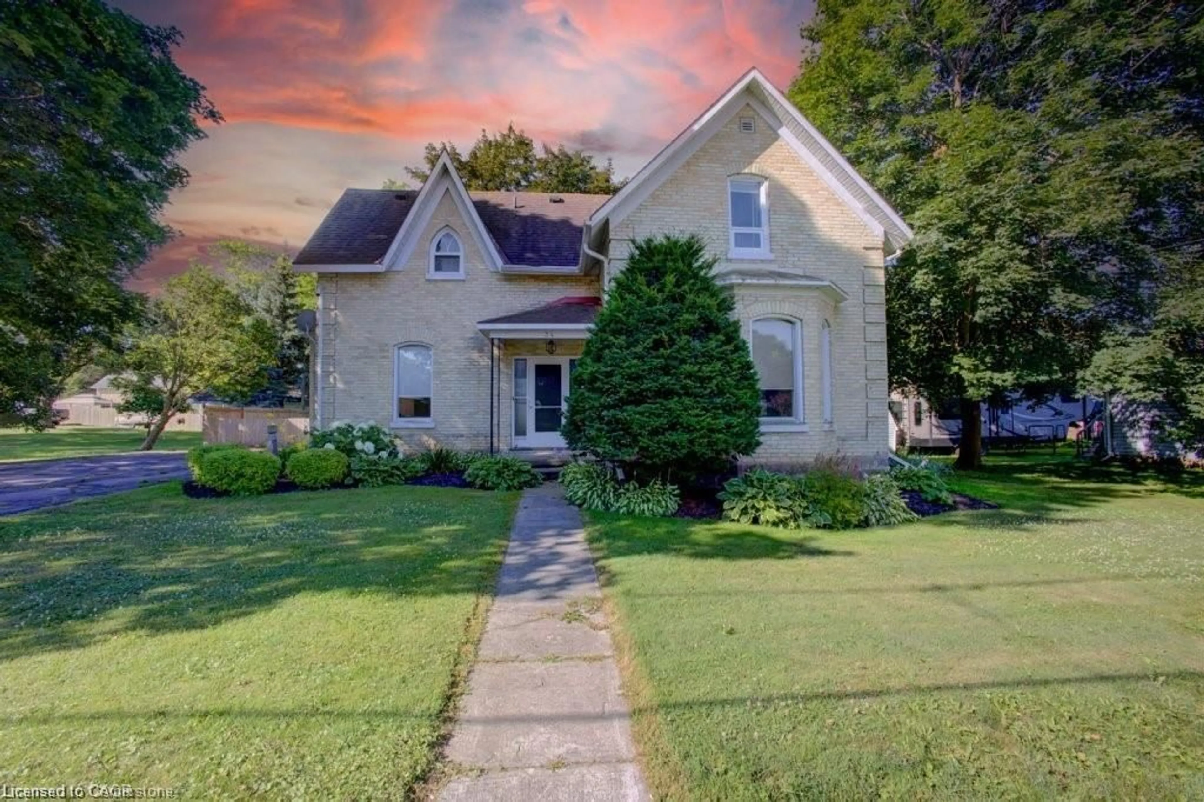 A pic from outside/outdoor area/front of a property/back of a property/a pic from drone, street for 34 Queen St, Brussels Ontario N0G 1H0