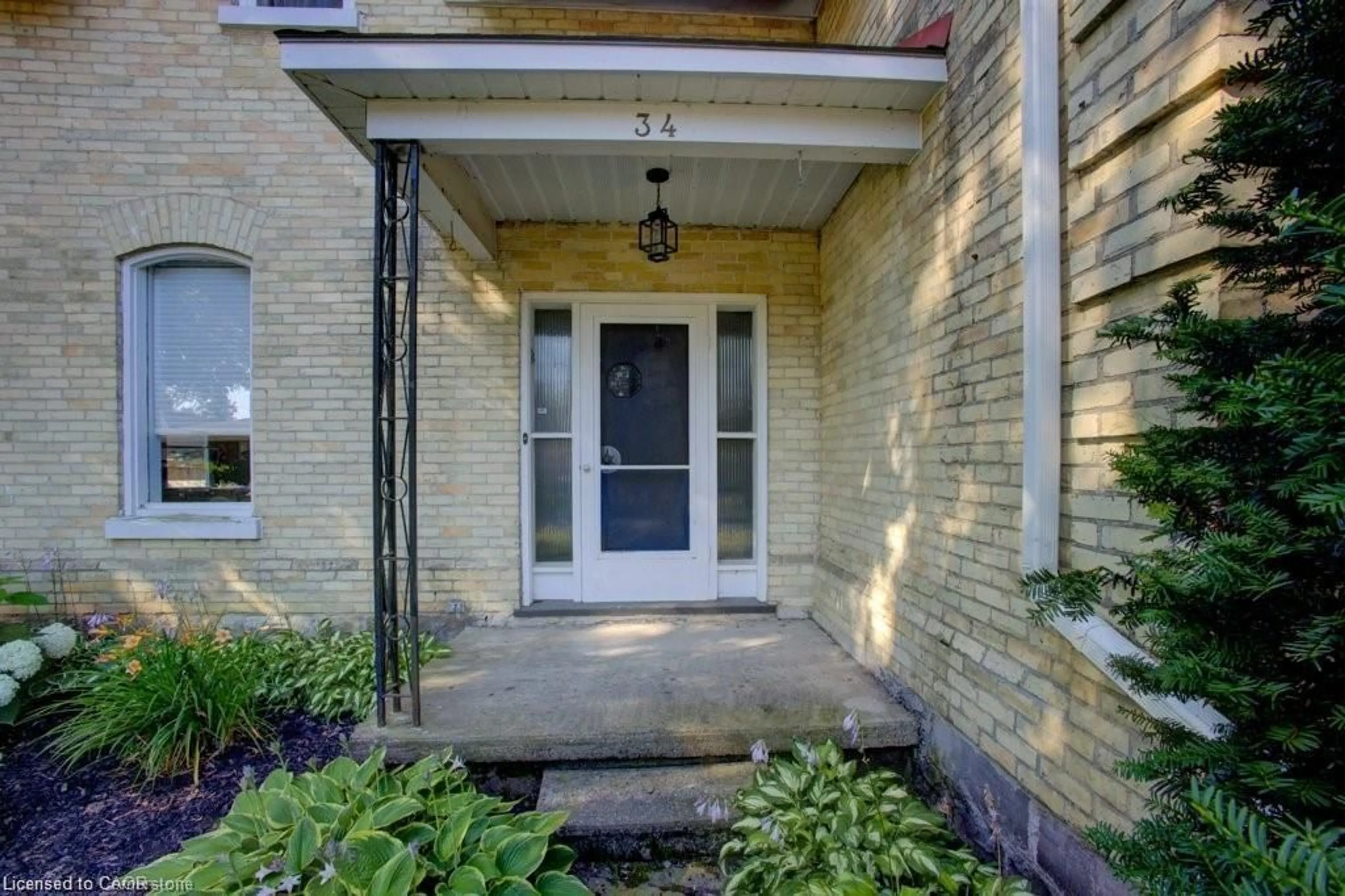 Indoor entryway for 34 Queen St, Brussels Ontario N0G 1H0