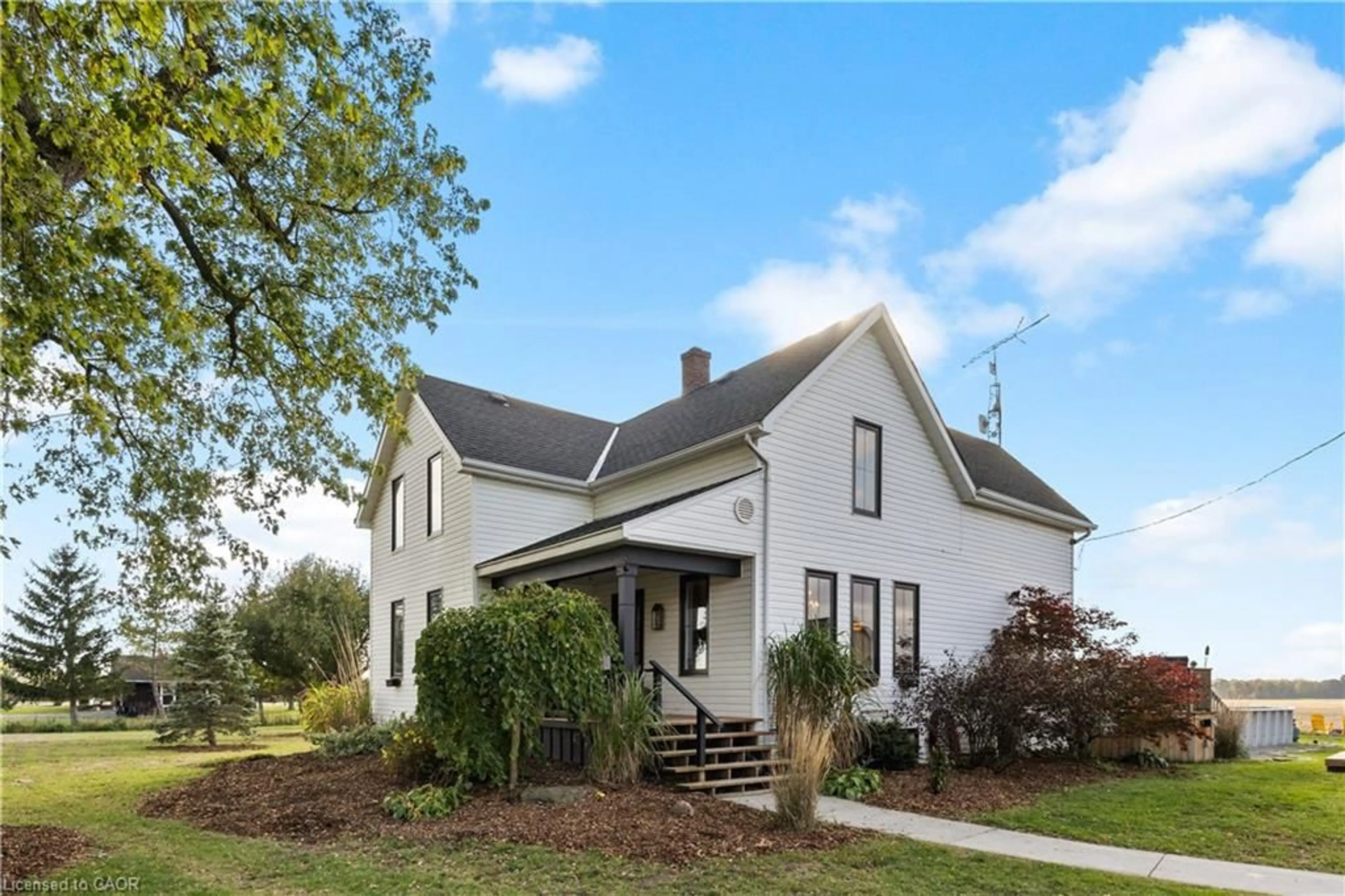 Home with vinyl exterior material, building for 110 Cream St, Fenwick Ontario L0S 1C0