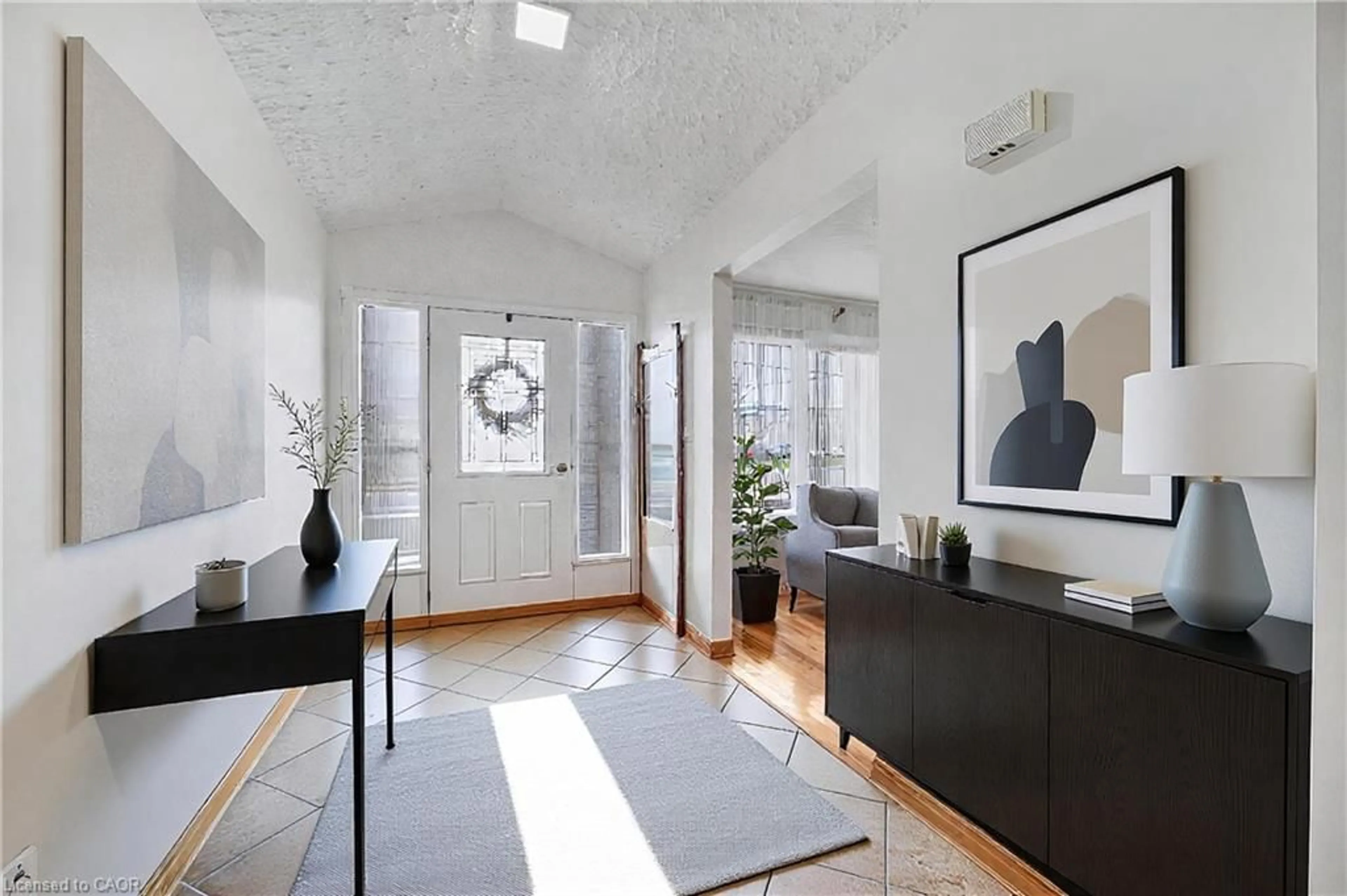 Indoor entryway for 215 Dewitt Rd, Stoney Creek Ontario L8E 2S9