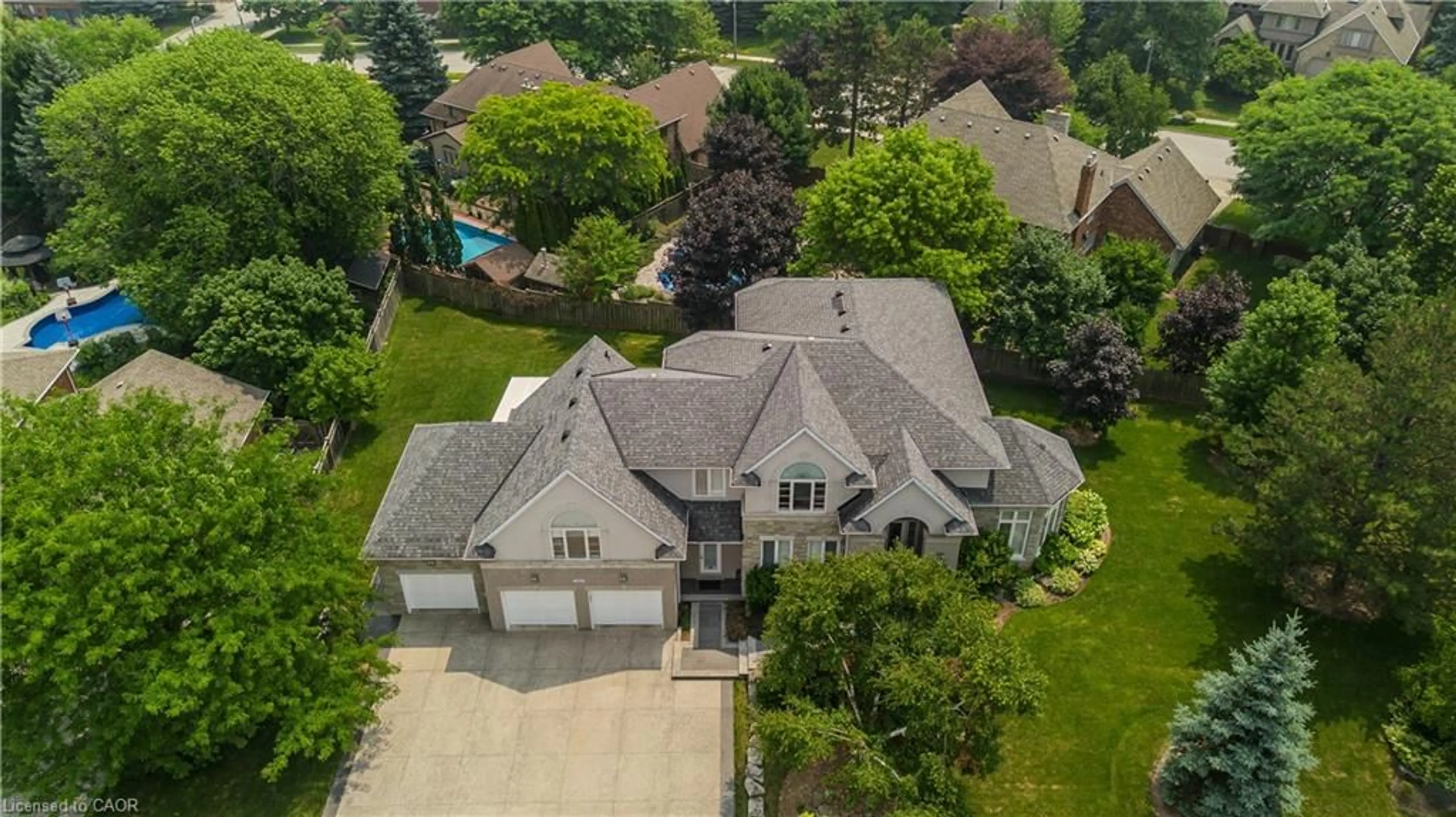 A pic from outside/outdoor area/front of a property/back of a property/a pic from drone, street for 1400 Tamworth Crt, Burlington Ontario L7P 4V3