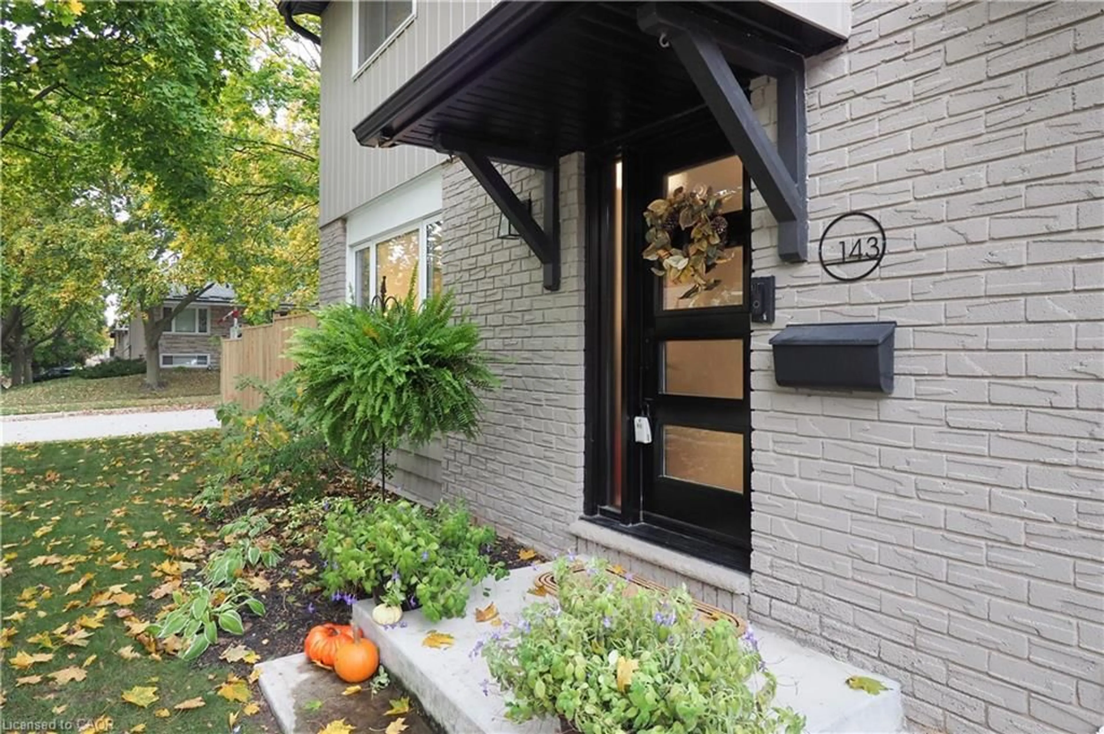 Indoor entryway for 143 Angela Cres, Cambridge Ontario N1S 4B5