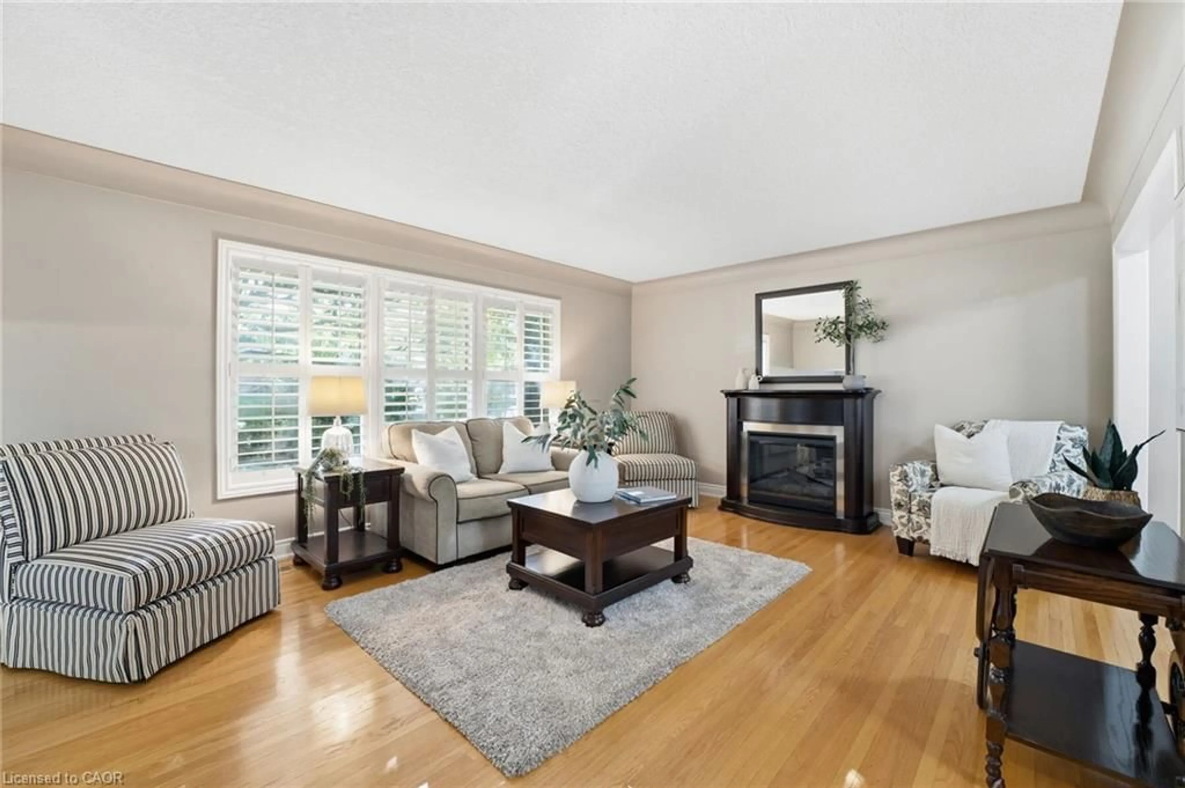Living room with furniture, unknown for 37 Kensington Ave, Kitchener Ontario N2B 1J5