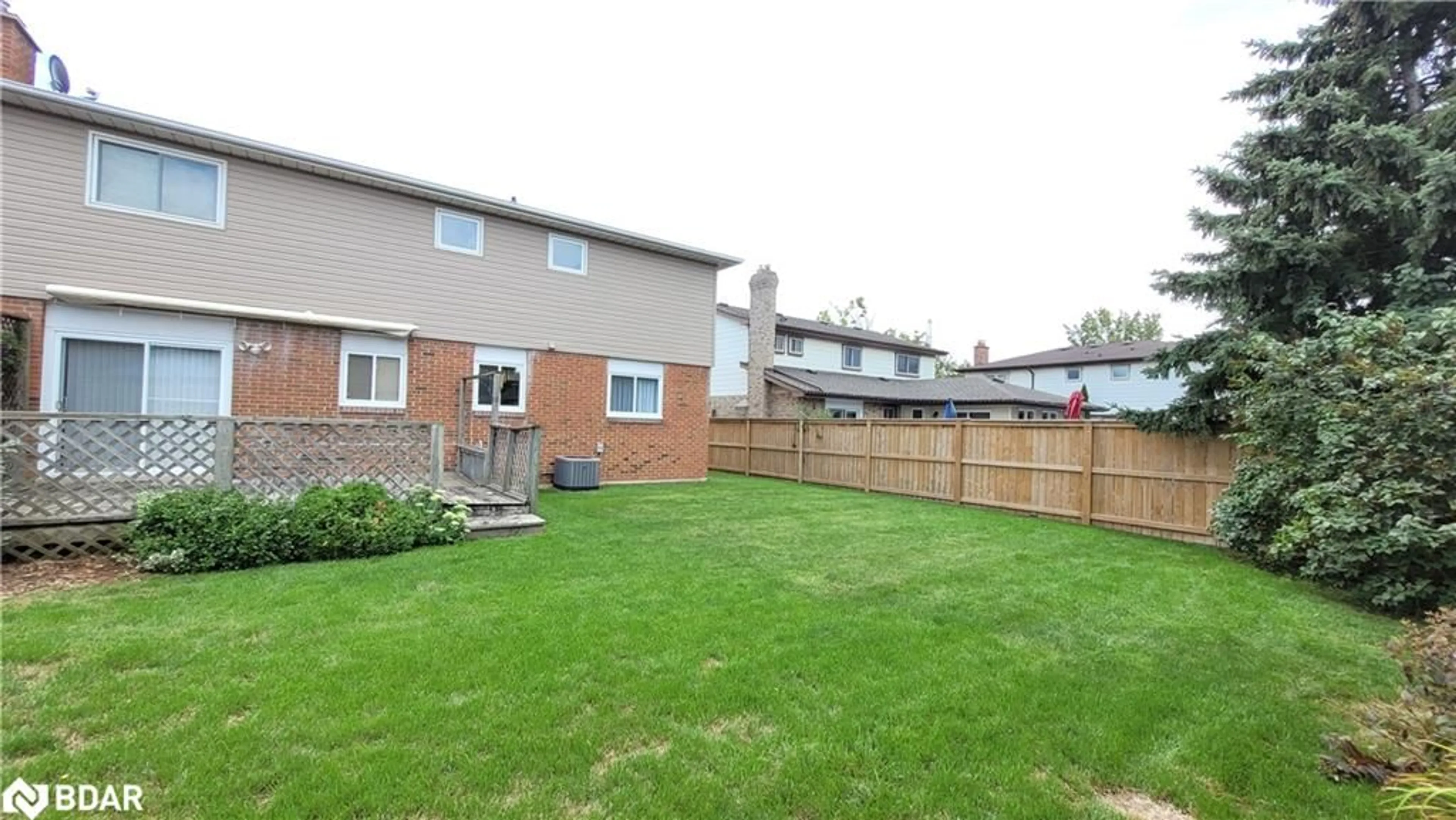 Patio, street for 917 Maple Ave, Milton Ontario L9T 3X6