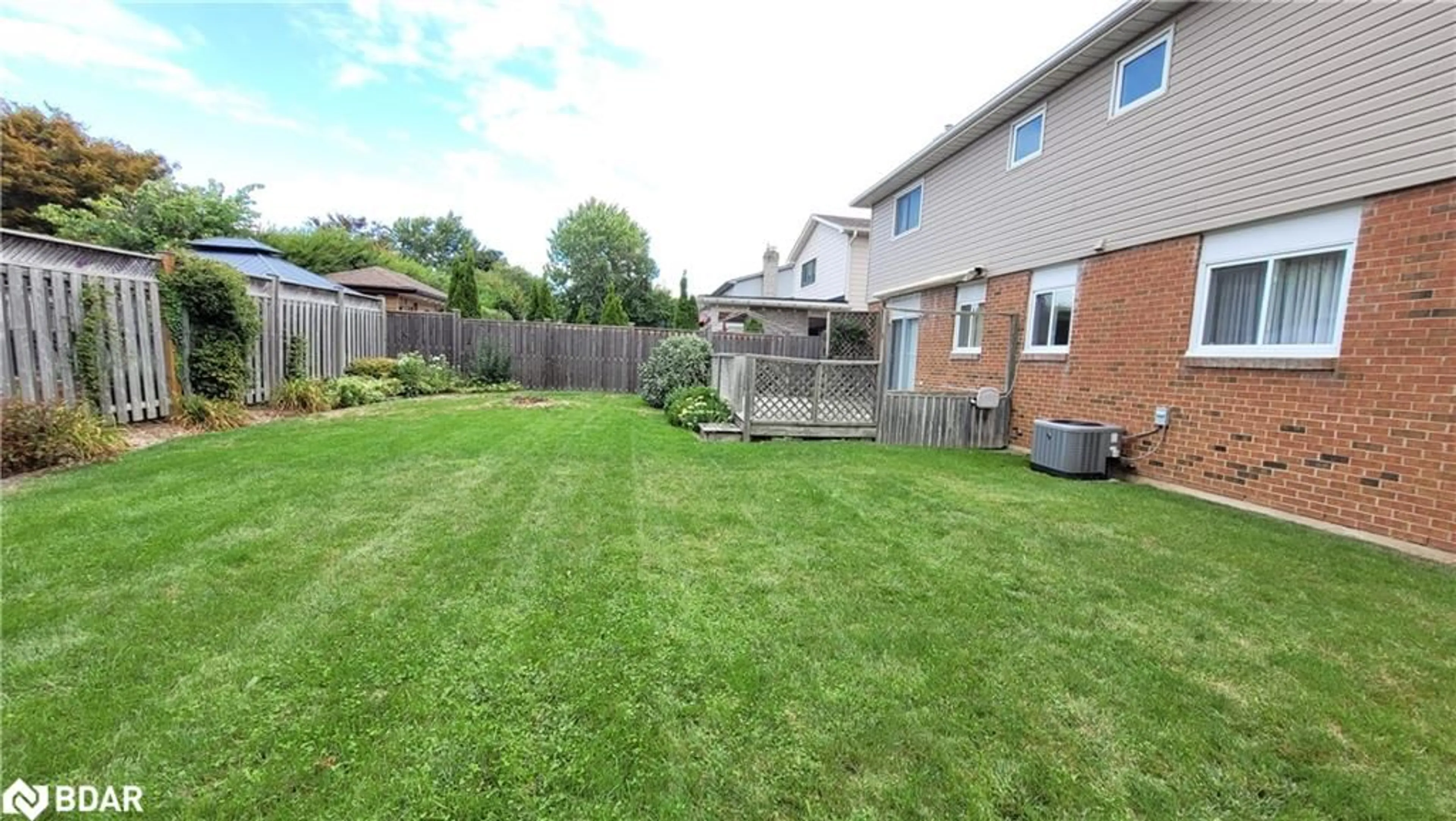 Patio, street for 917 Maple Ave, Milton Ontario L9T 3X6