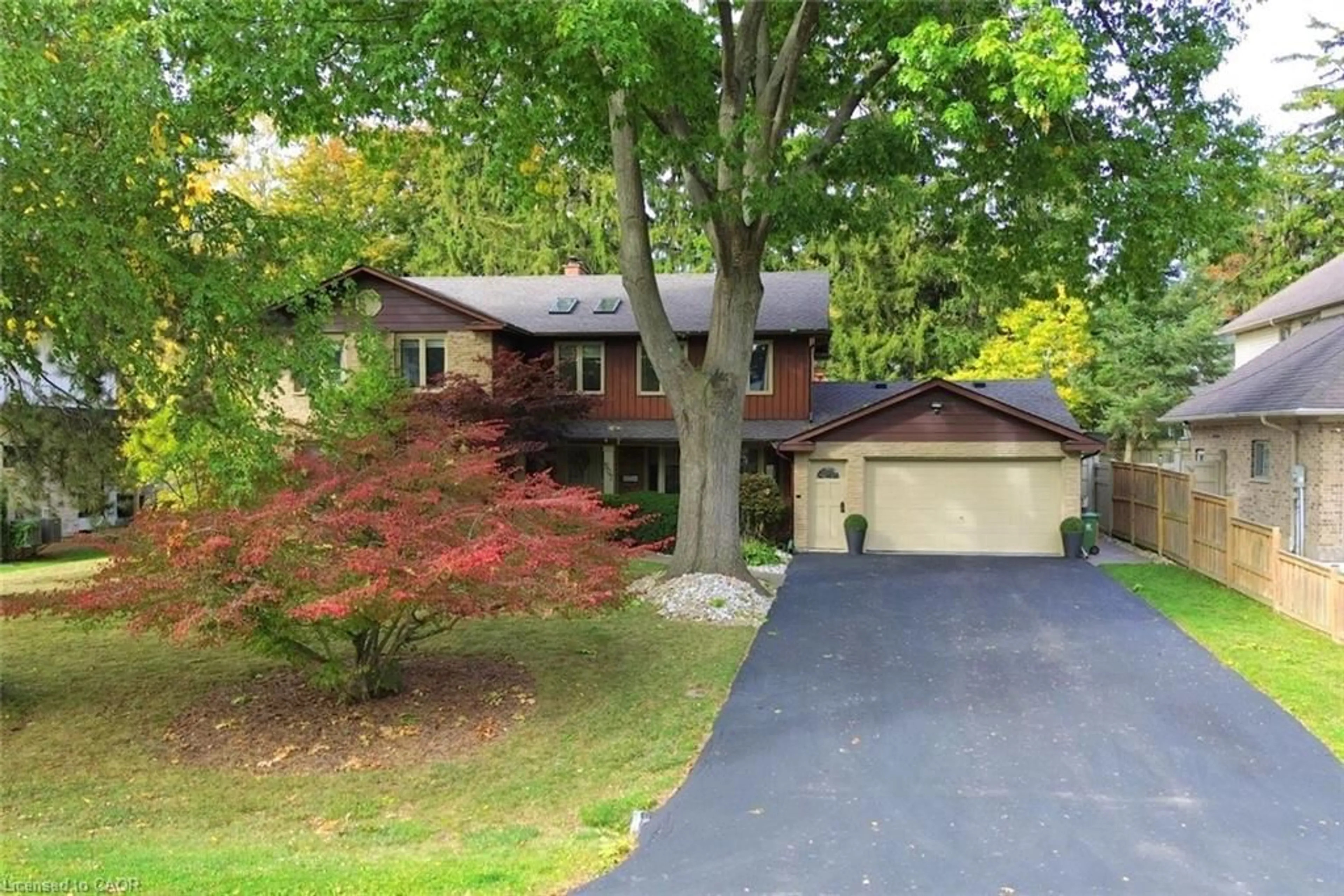 A pic from outside/outdoor area/front of a property/back of a property/a pic from drone, street for 507 Gray Court Dr, Hamilton Ontario L9G 2R9