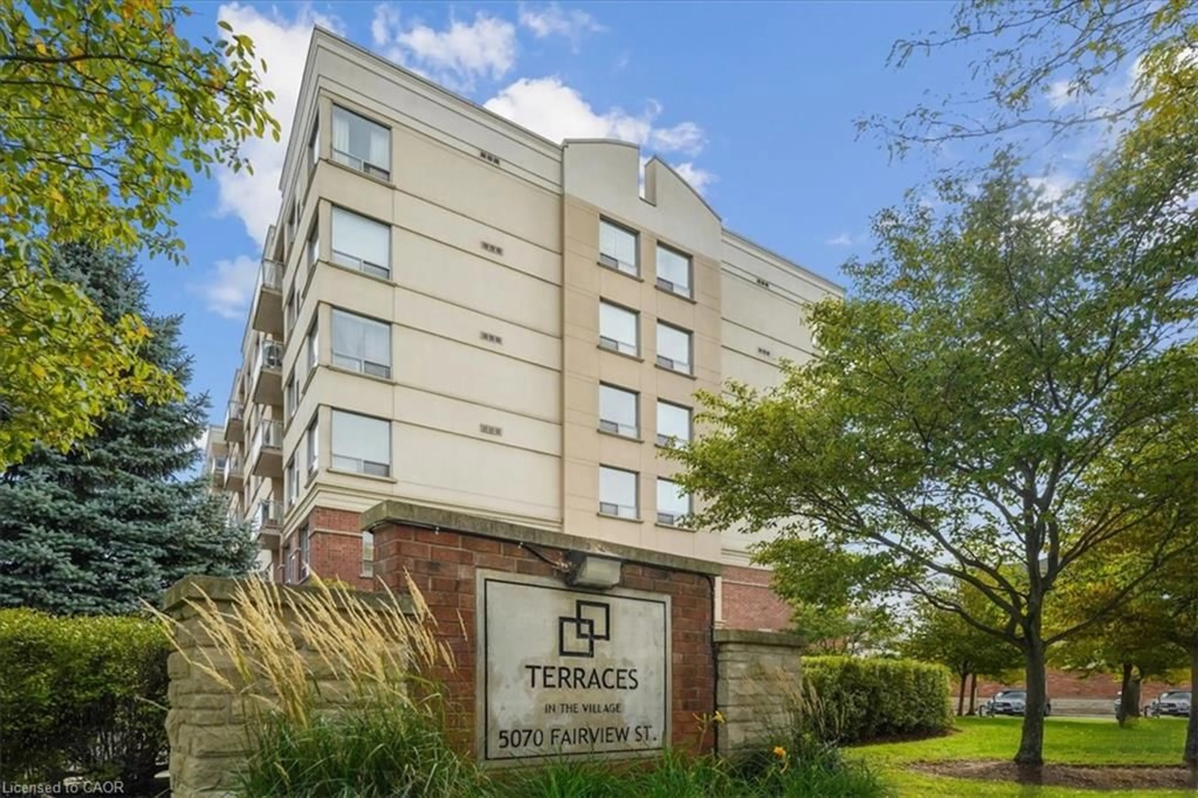 Indoor foyer for 5070 Fairview St #102, Burlington Ontario L7L 0B8