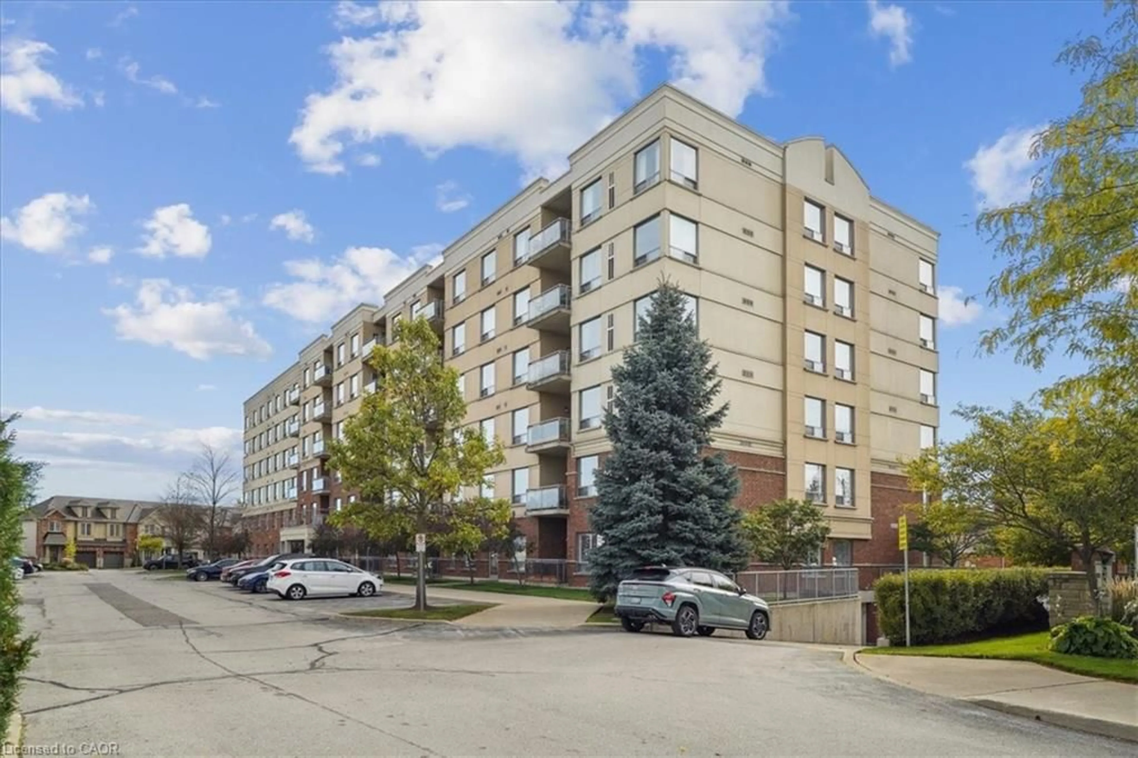 Patio, unknown for 5070 Fairview St #102, Burlington Ontario L7L 0B8