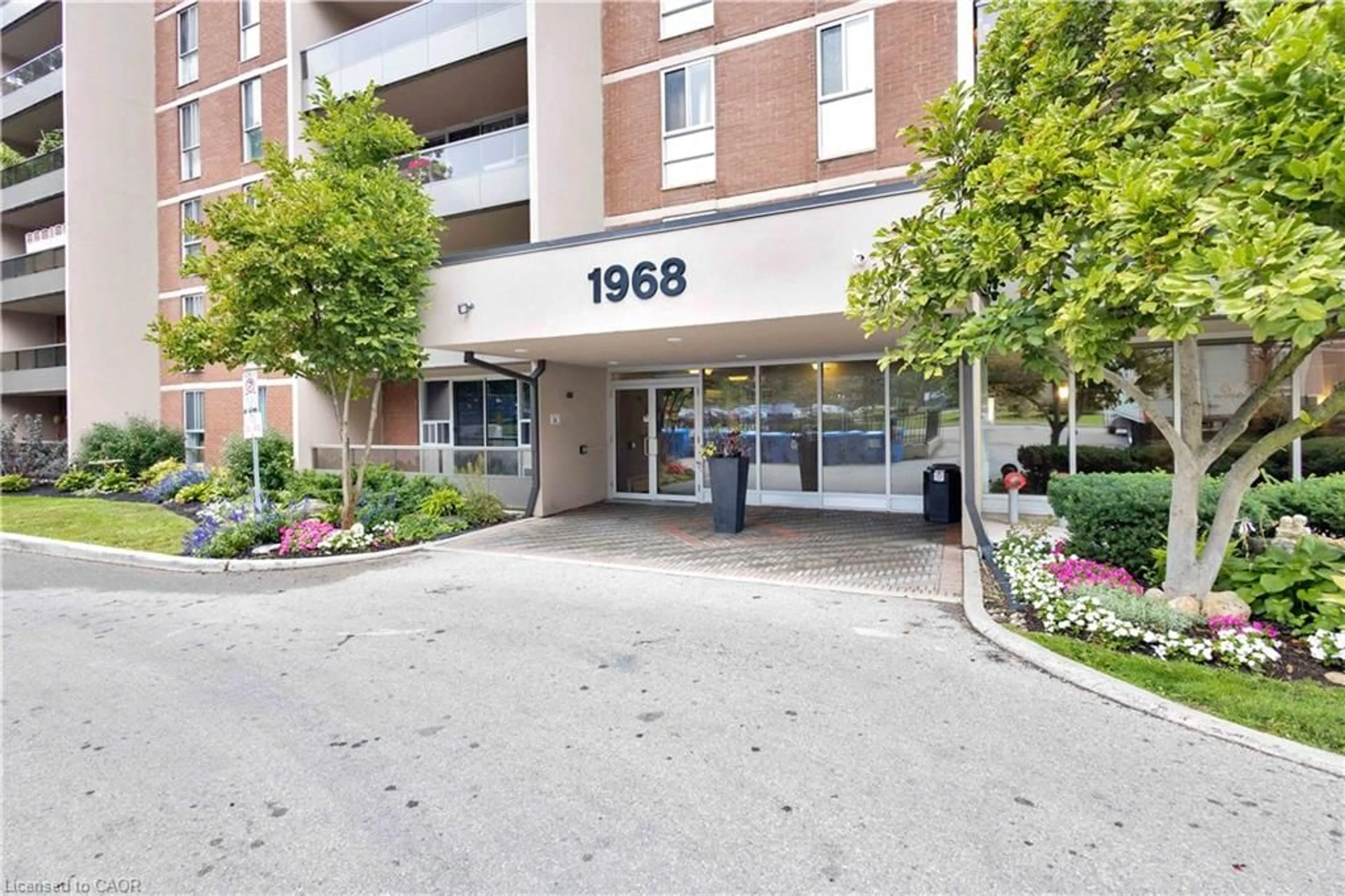 Indoor foyer for 1968 Main St #1401, Hamilton Ontario L8S 1J7