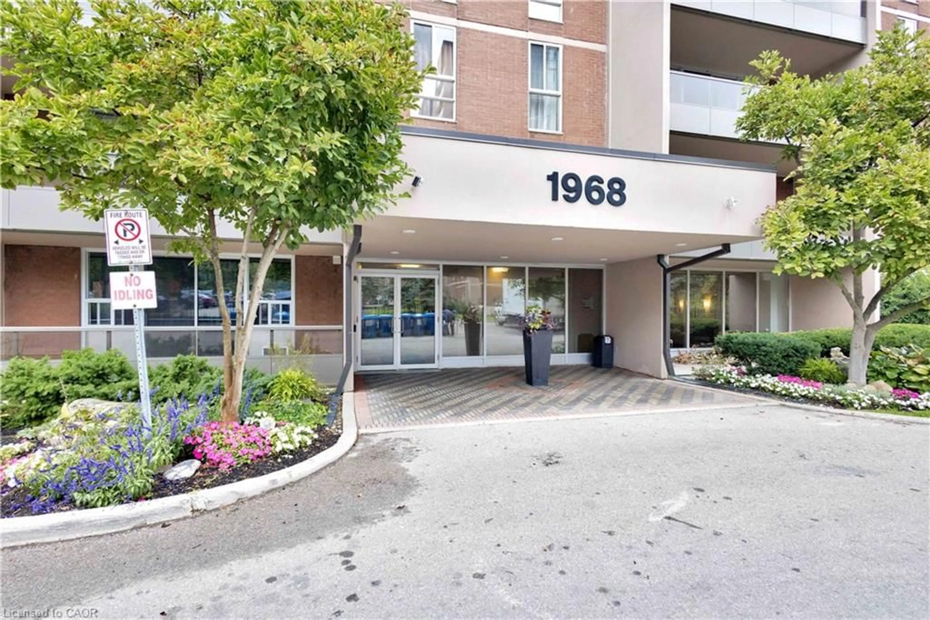 Indoor foyer for 1968 Main St #1401, Hamilton Ontario L8S 1J7