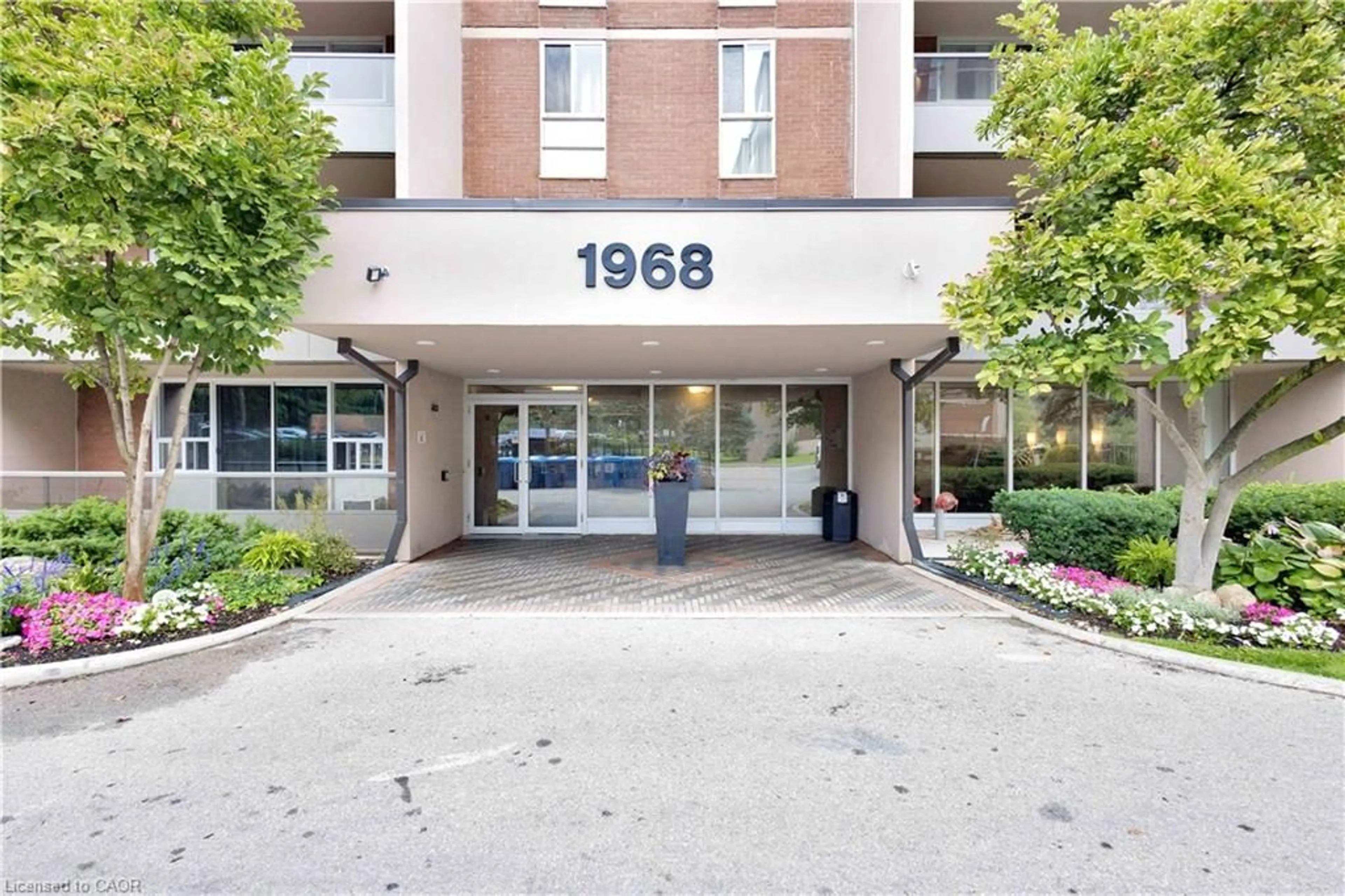 Indoor foyer for 1968 Main St #1401, Hamilton Ontario L8S 1J7