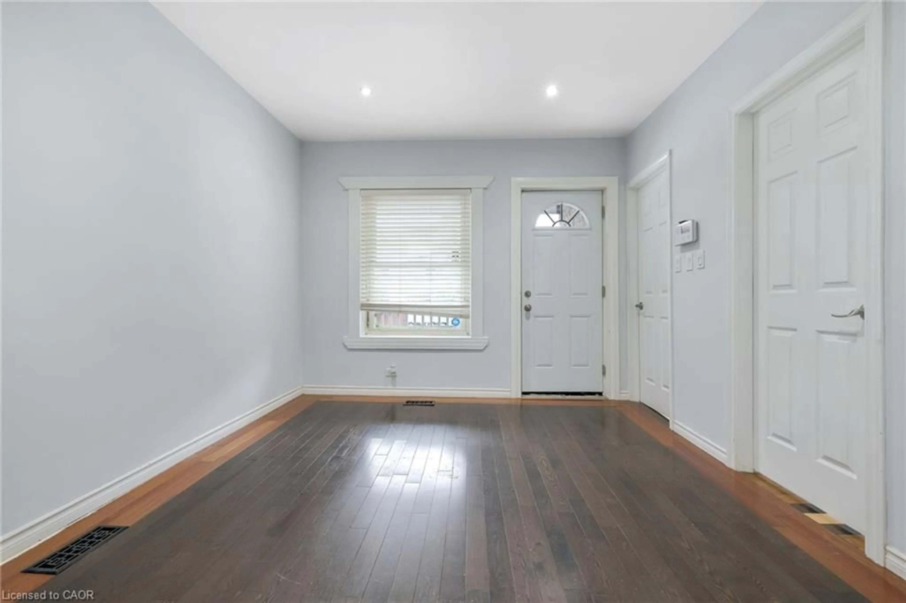 Indoor entryway for 703 Lawrence Rd, Hamilton Ontario L8K 1Z7