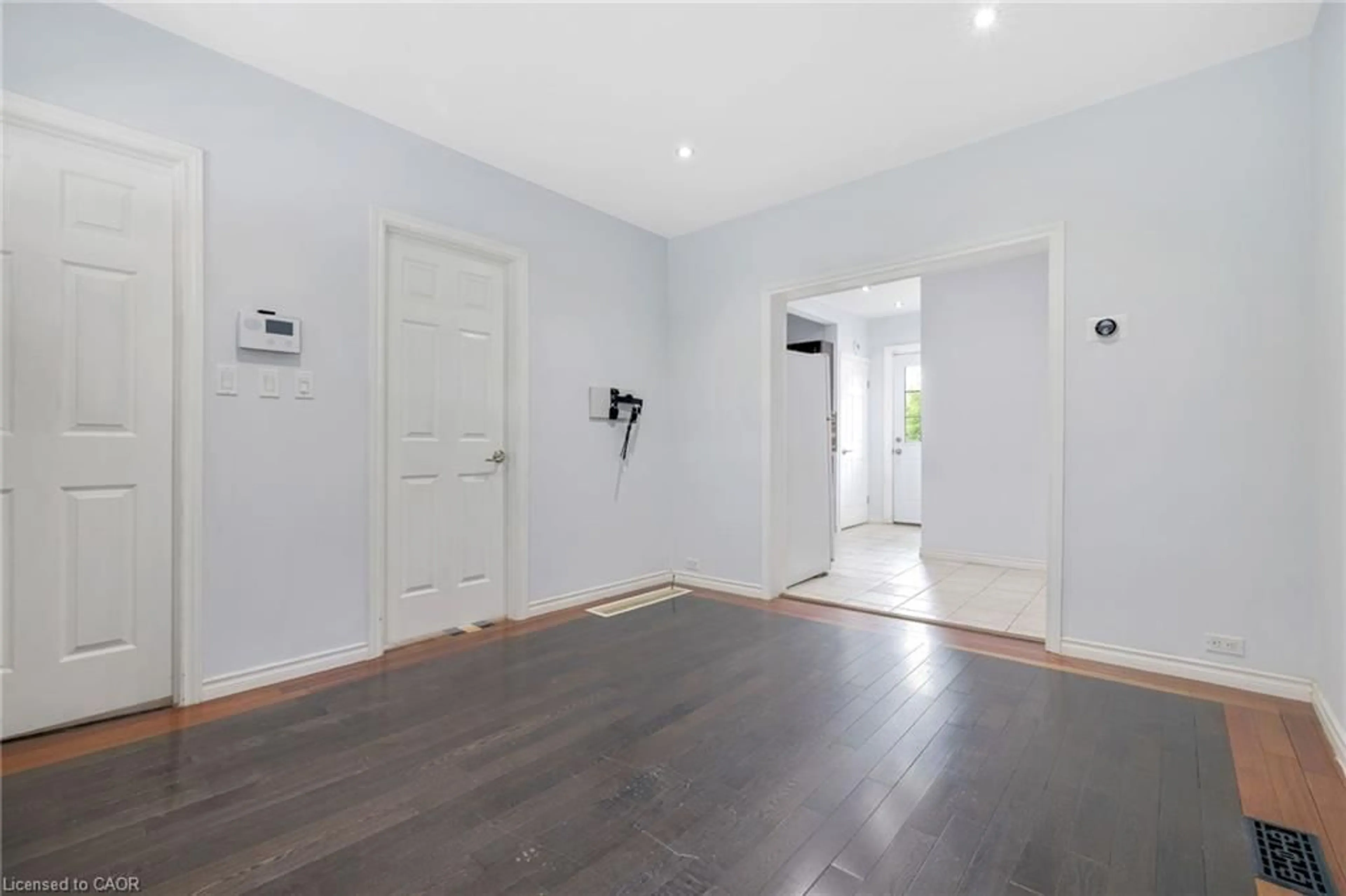 Indoor entryway for 703 Lawrence Rd, Hamilton Ontario L8K 1Z7