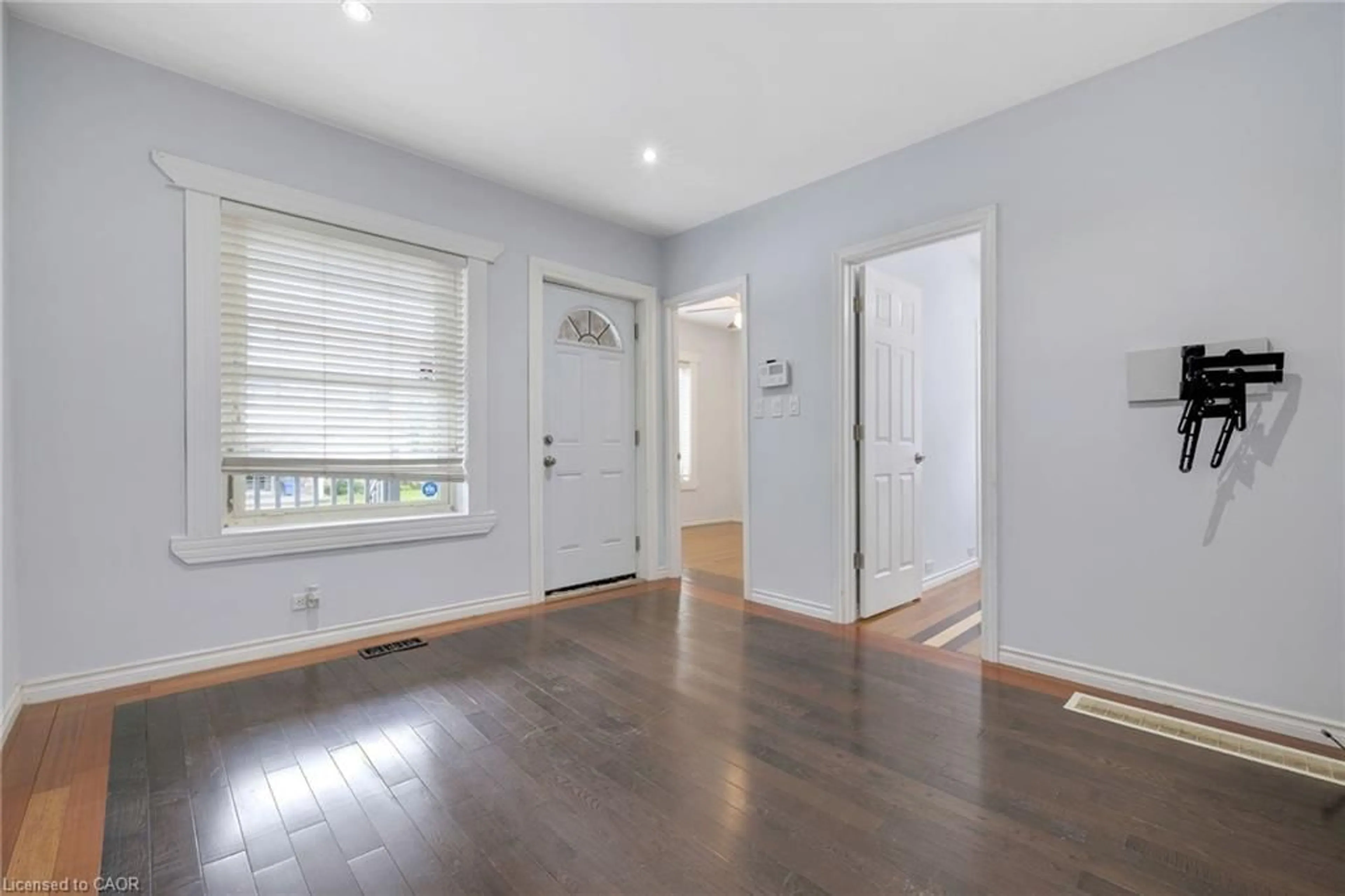 Indoor entryway for 703 Lawrence Rd, Hamilton Ontario L8K 1Z7