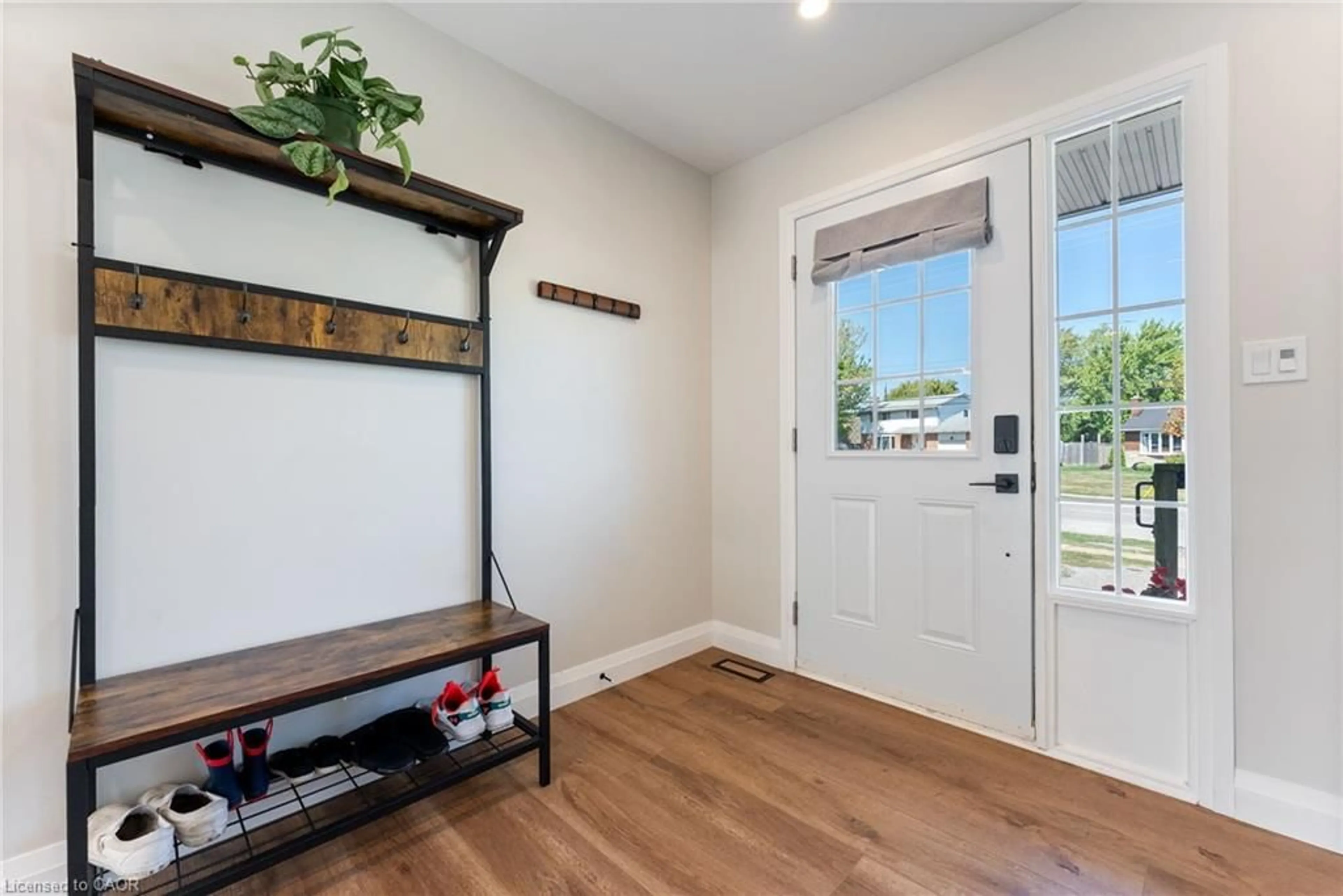 Indoor entryway for 6324 Townline Rd, Smithville Ontario L0R 2A0