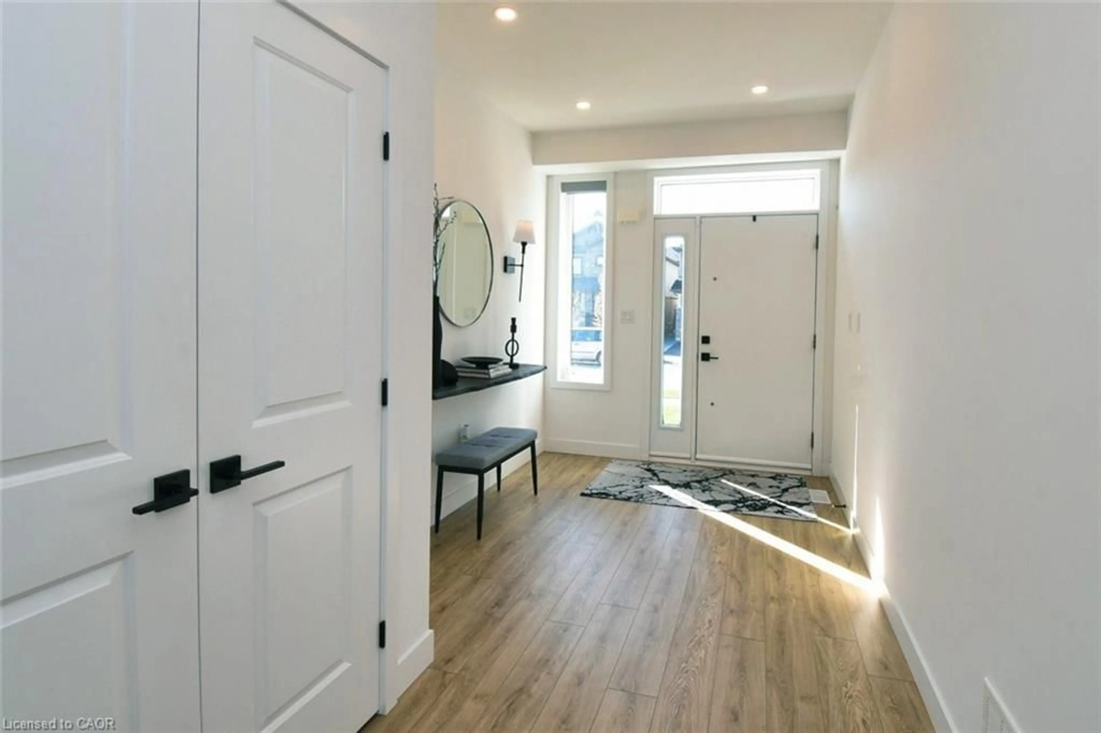 Indoor entryway for 100 Bedrock Dr, Hamilton Ontario L8J 0K6