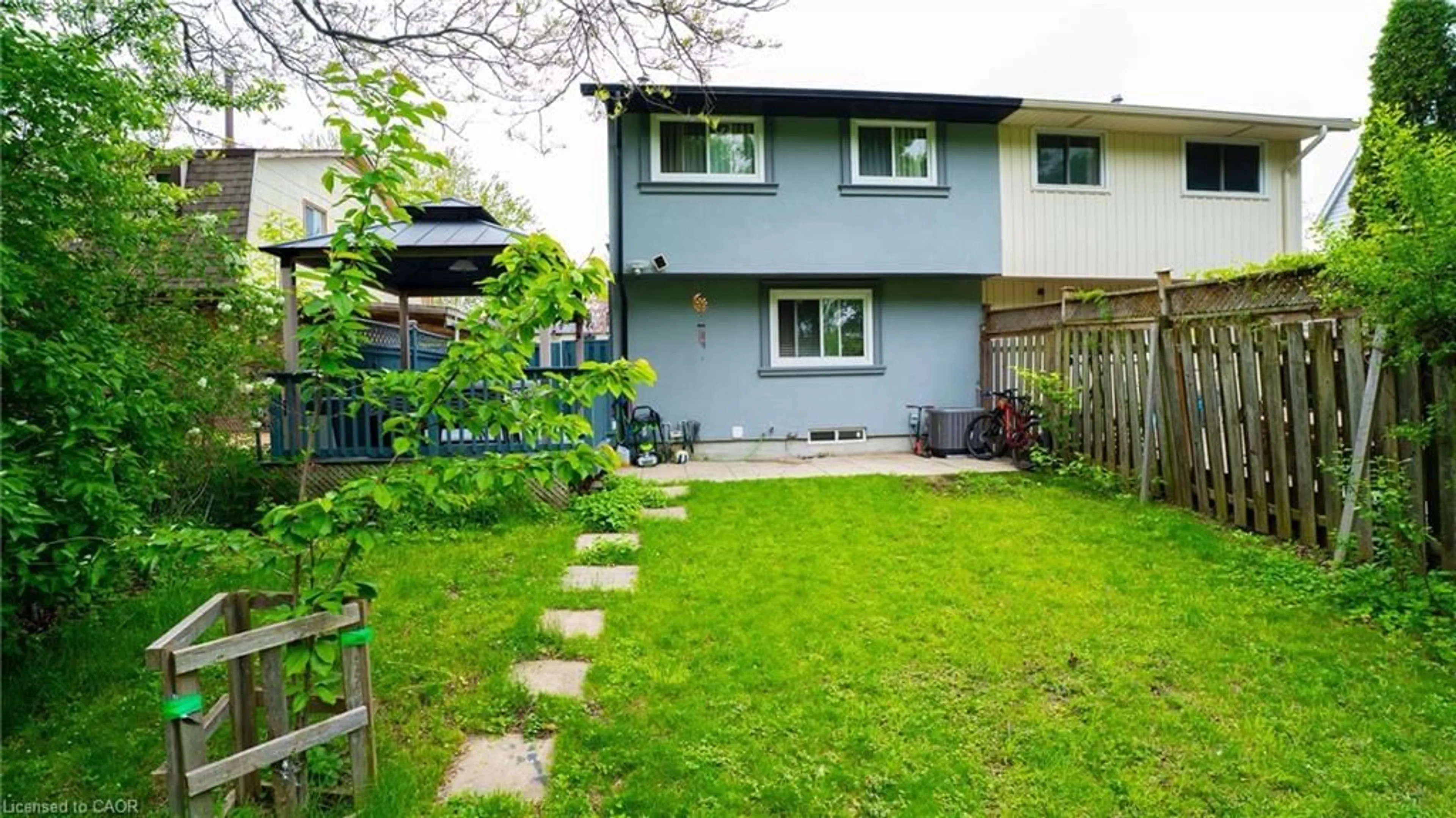 Patio, street for 433B Lee Ave, Waterloo Ontario N2K 2G4