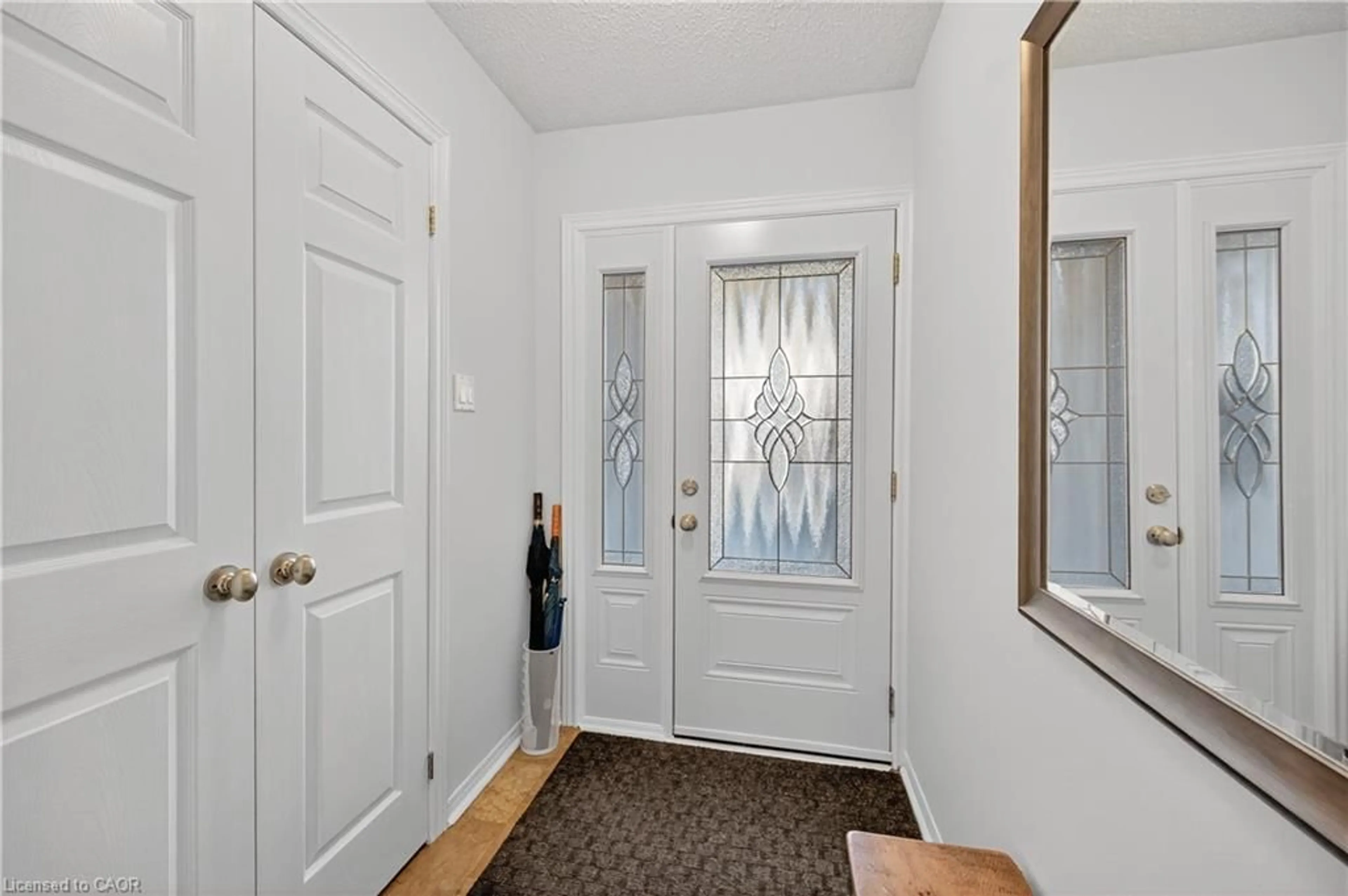 Indoor entryway for 1011 White Oak Dr #20, Burlington Ontario L7T 2L3