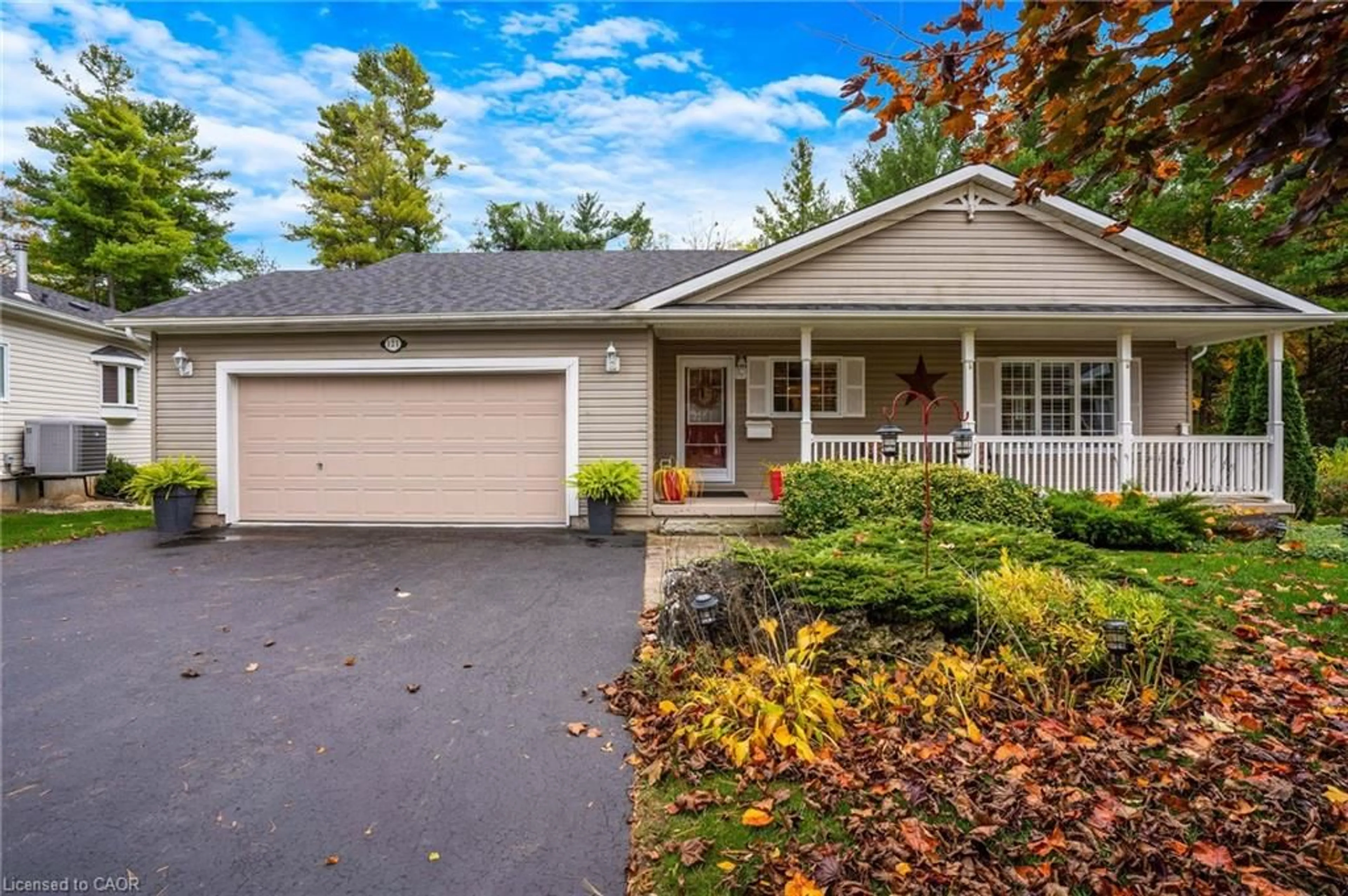 Home with vinyl exterior material, street for 121 Bushmill Cir, Freelton Ontario L8B 1A5