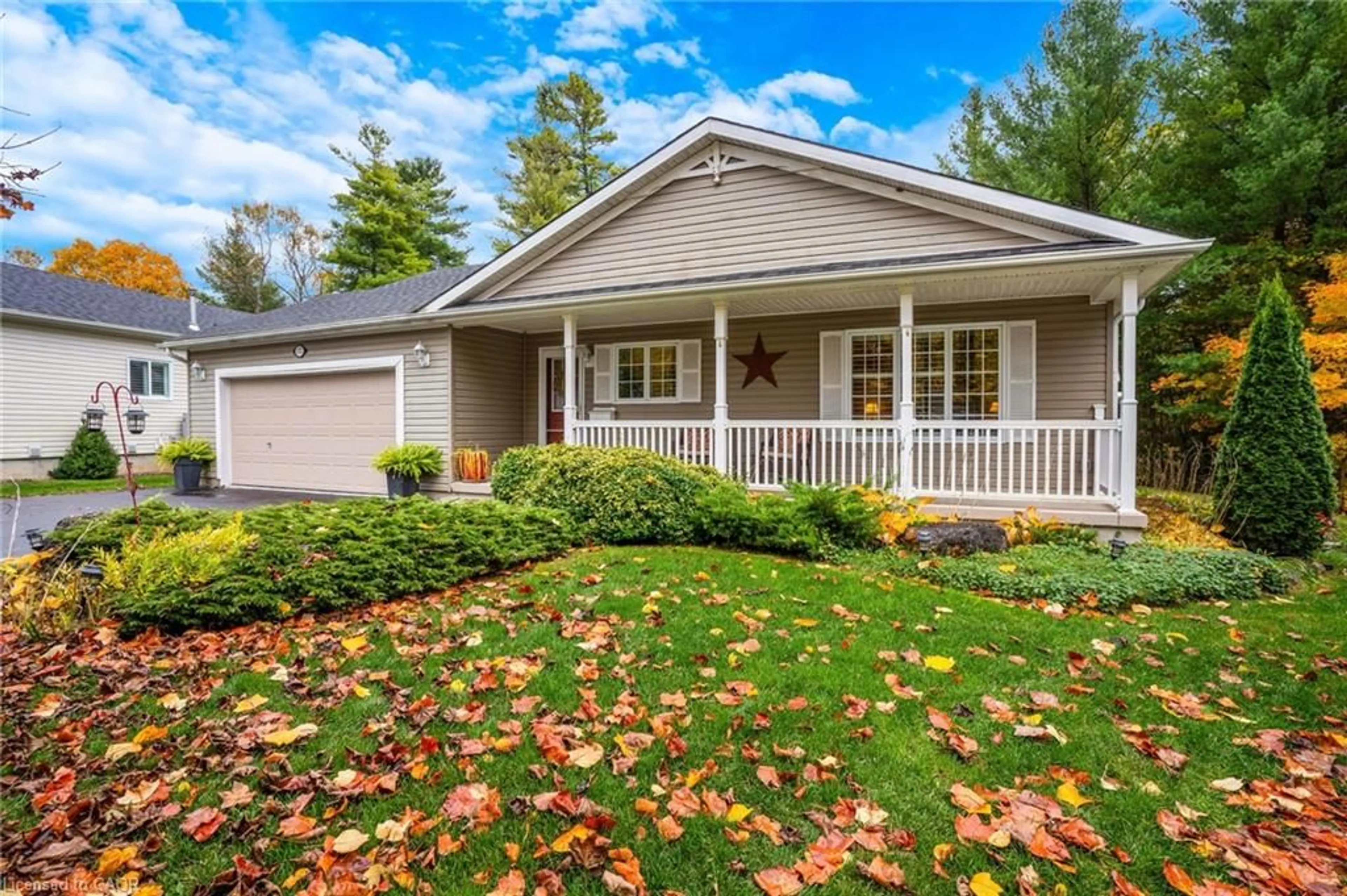 Home with vinyl exterior material, street for 121 Bushmill Cir, Freelton Ontario L8B 1A5