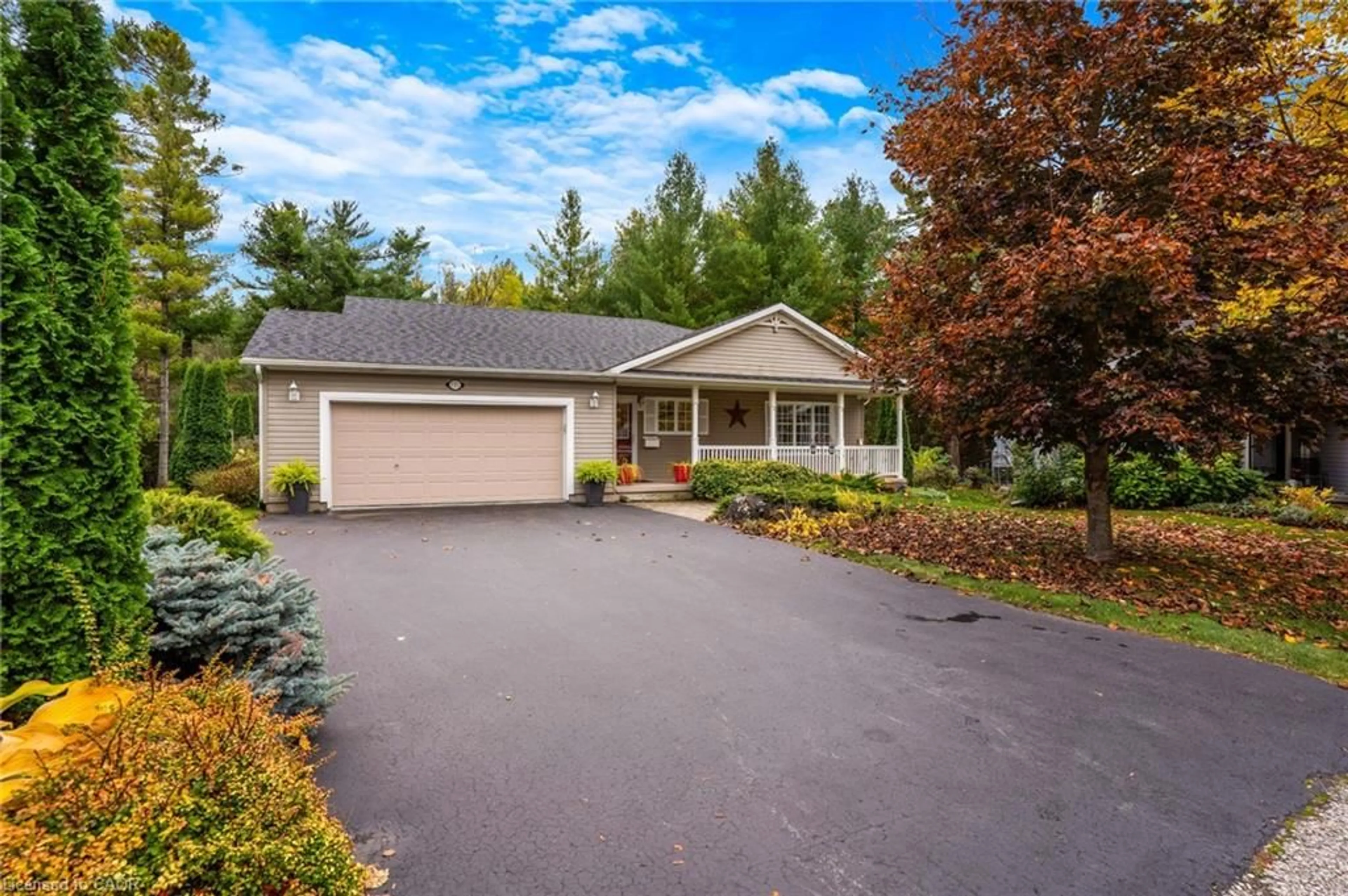 Home with vinyl exterior material, unknown for 121 Bushmill Cir, Freelton Ontario L8B 1A5