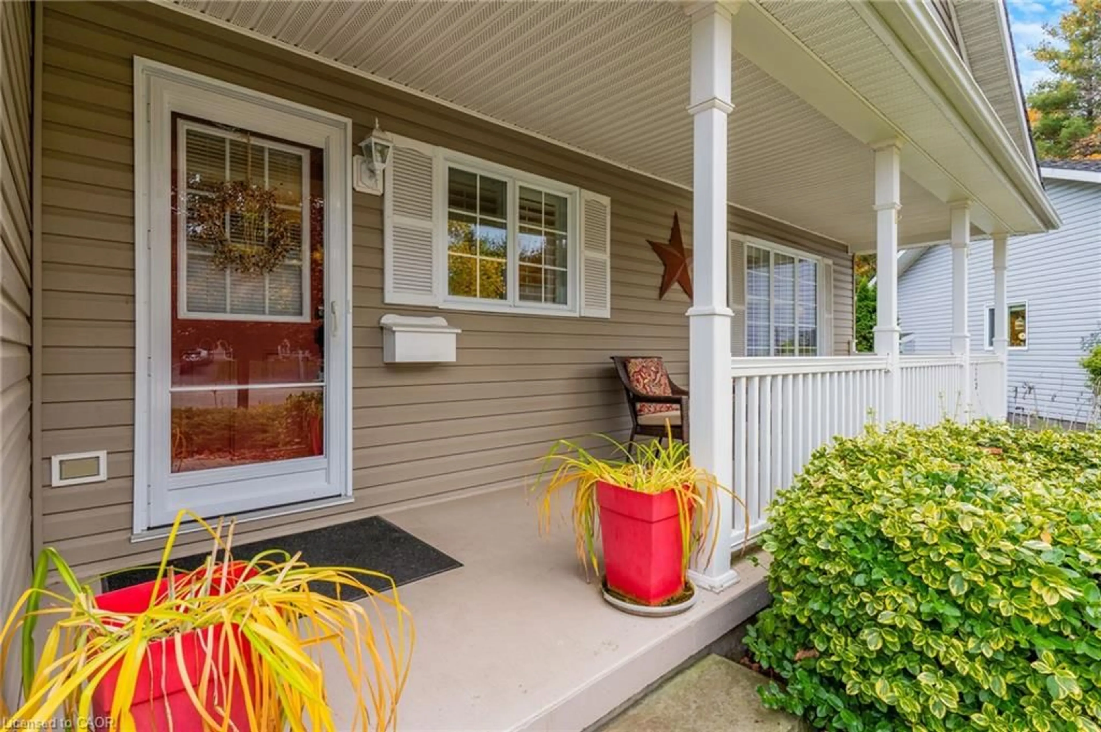 Home with vinyl exterior material, street for 121 Bushmill Cir, Freelton Ontario L8B 1A5