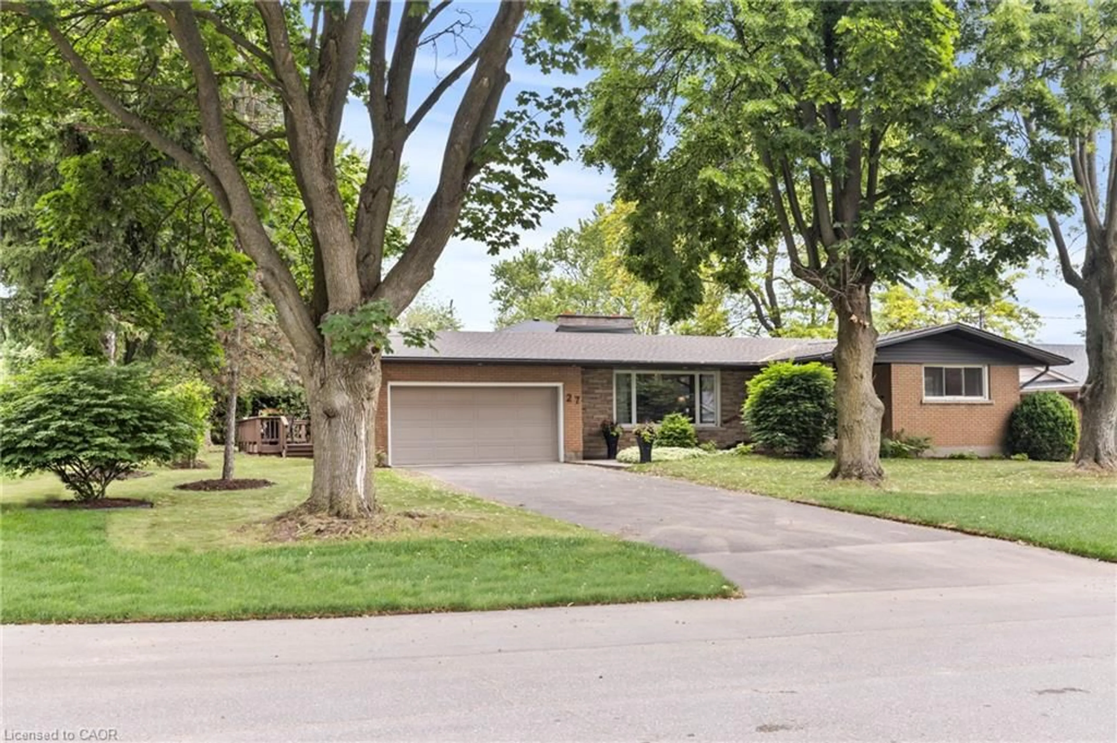Home with brick exterior material, street for 27 Daleview Cres, Fonthill Ontario L0S 1E0