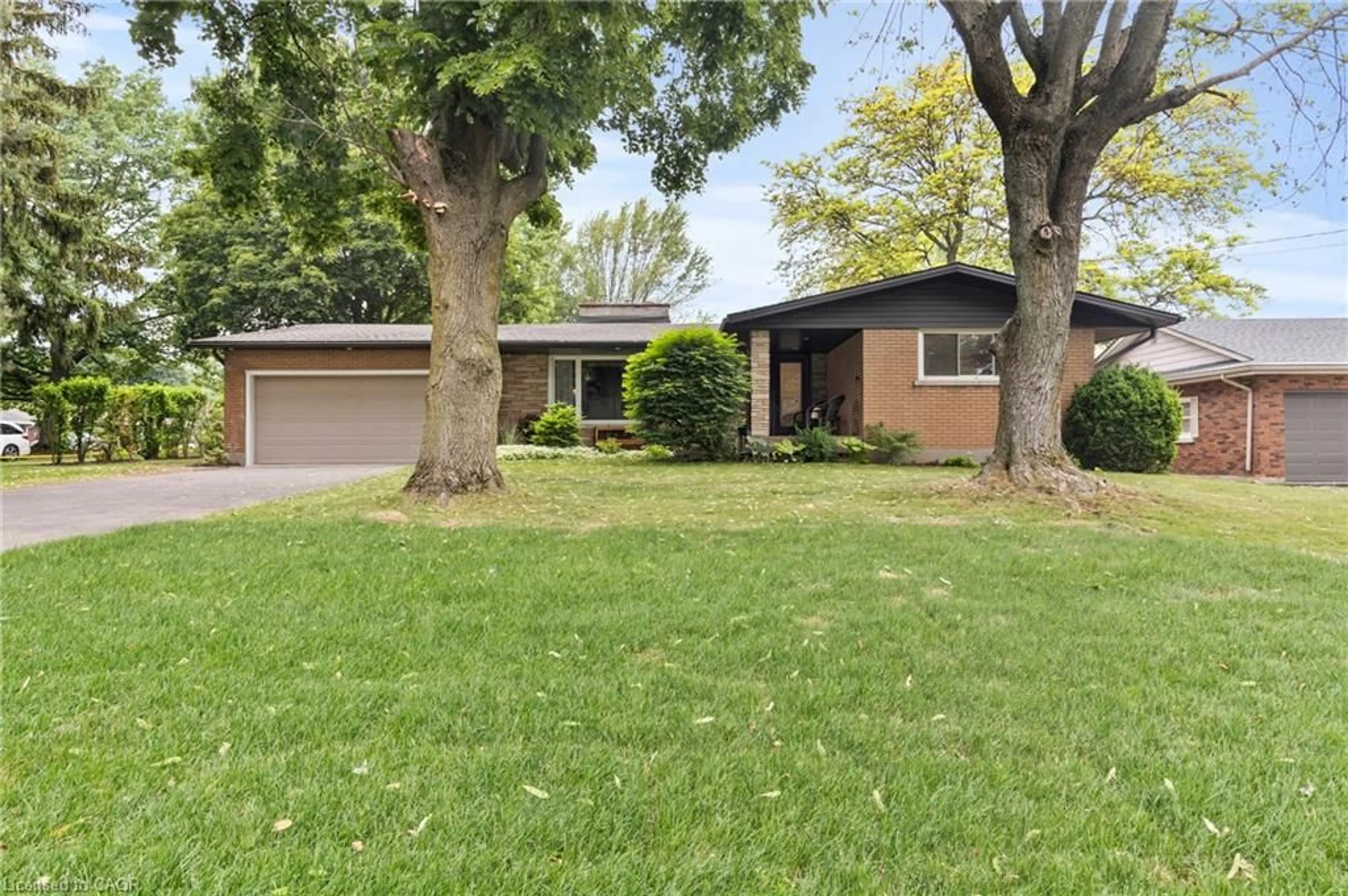 Home with vinyl exterior material, street for 27 Daleview Cres, Fonthill Ontario L0S 1E0