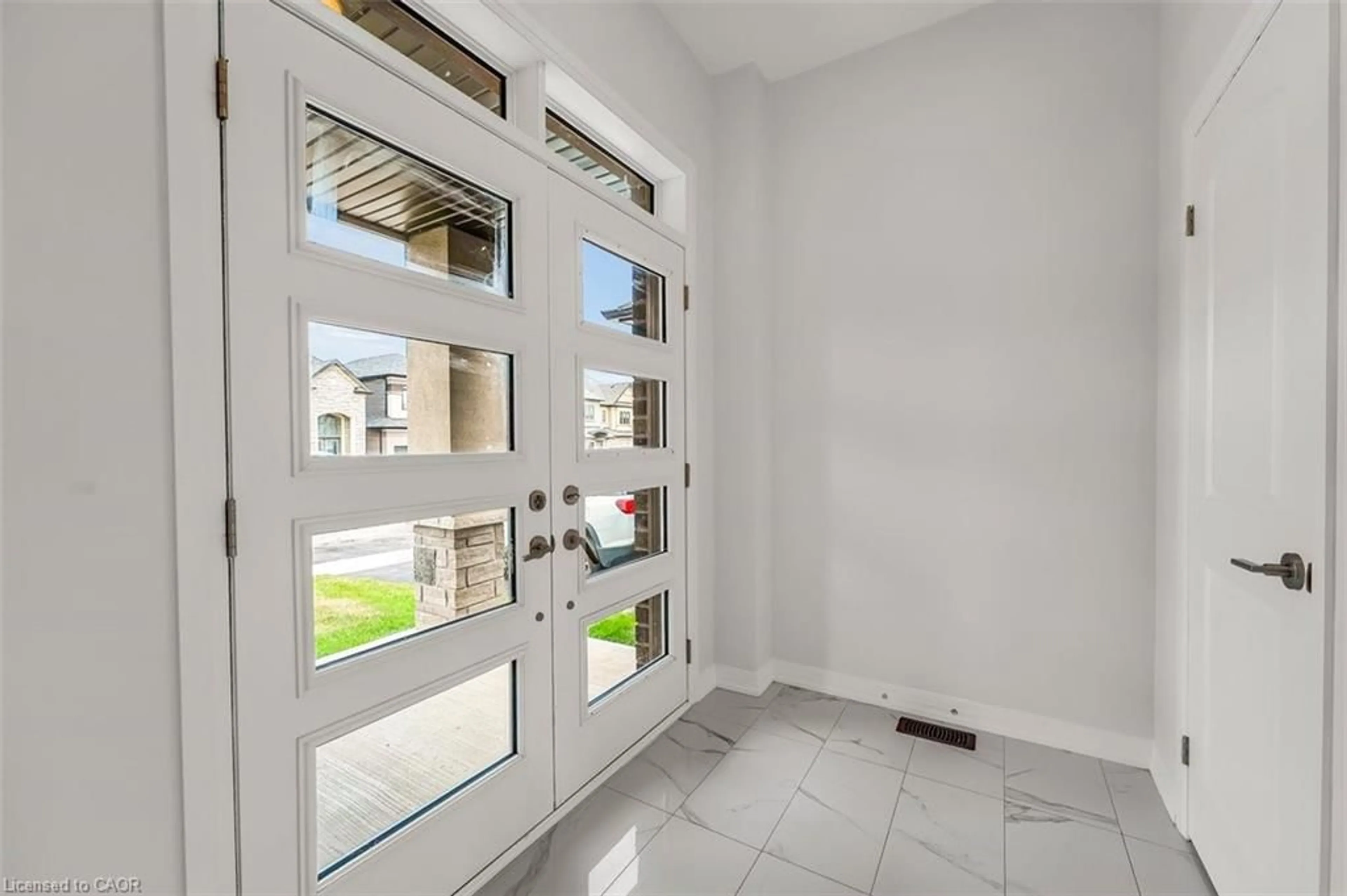 Indoor entryway for 76 Hitchman St, Paris Ontario N3L 0M1