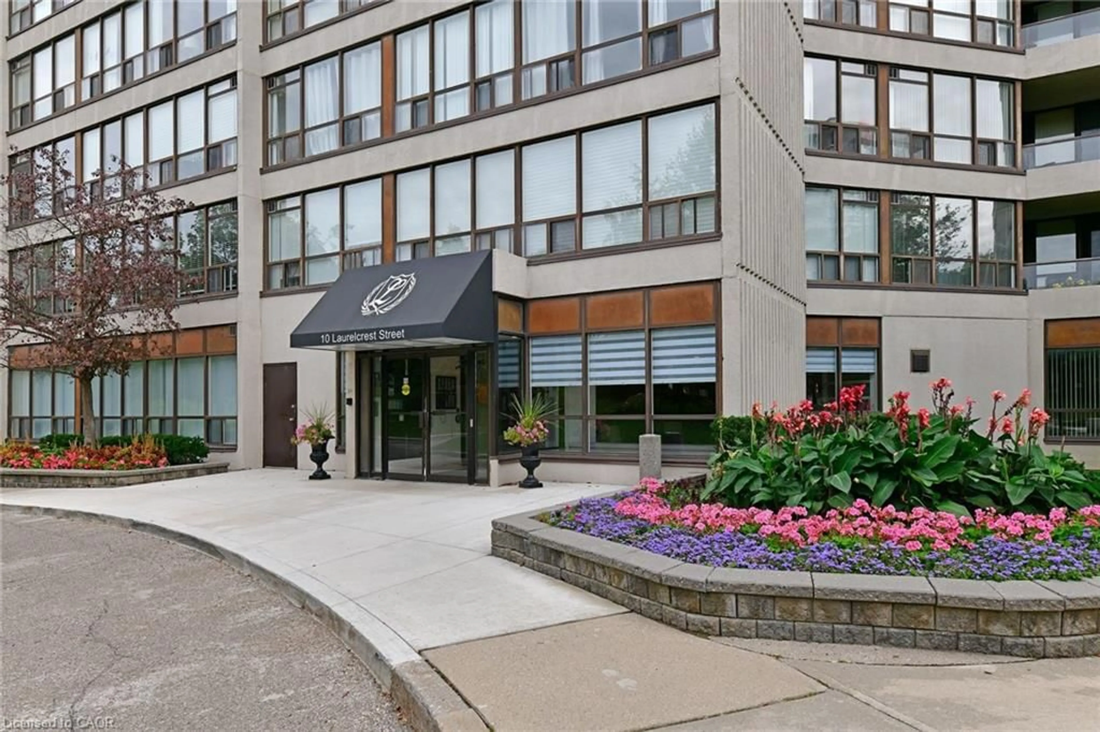 Indoor foyer for 10 Laurelcrest St #1112, Peel Ontario L6S 5Y3