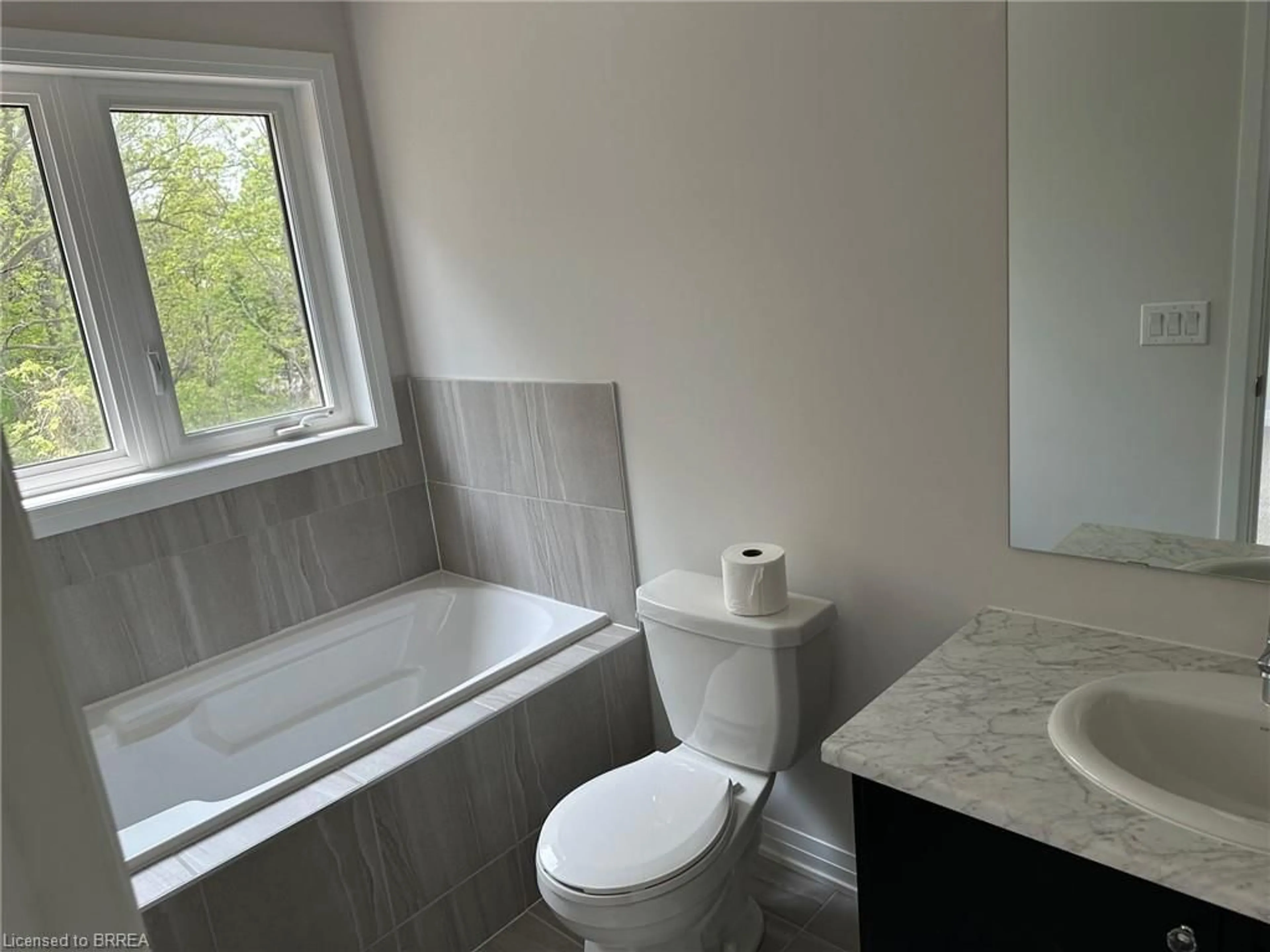 Standard bathroom, unknown for 585 Colborne St #1304, Brantford Ontario N3S 0K4