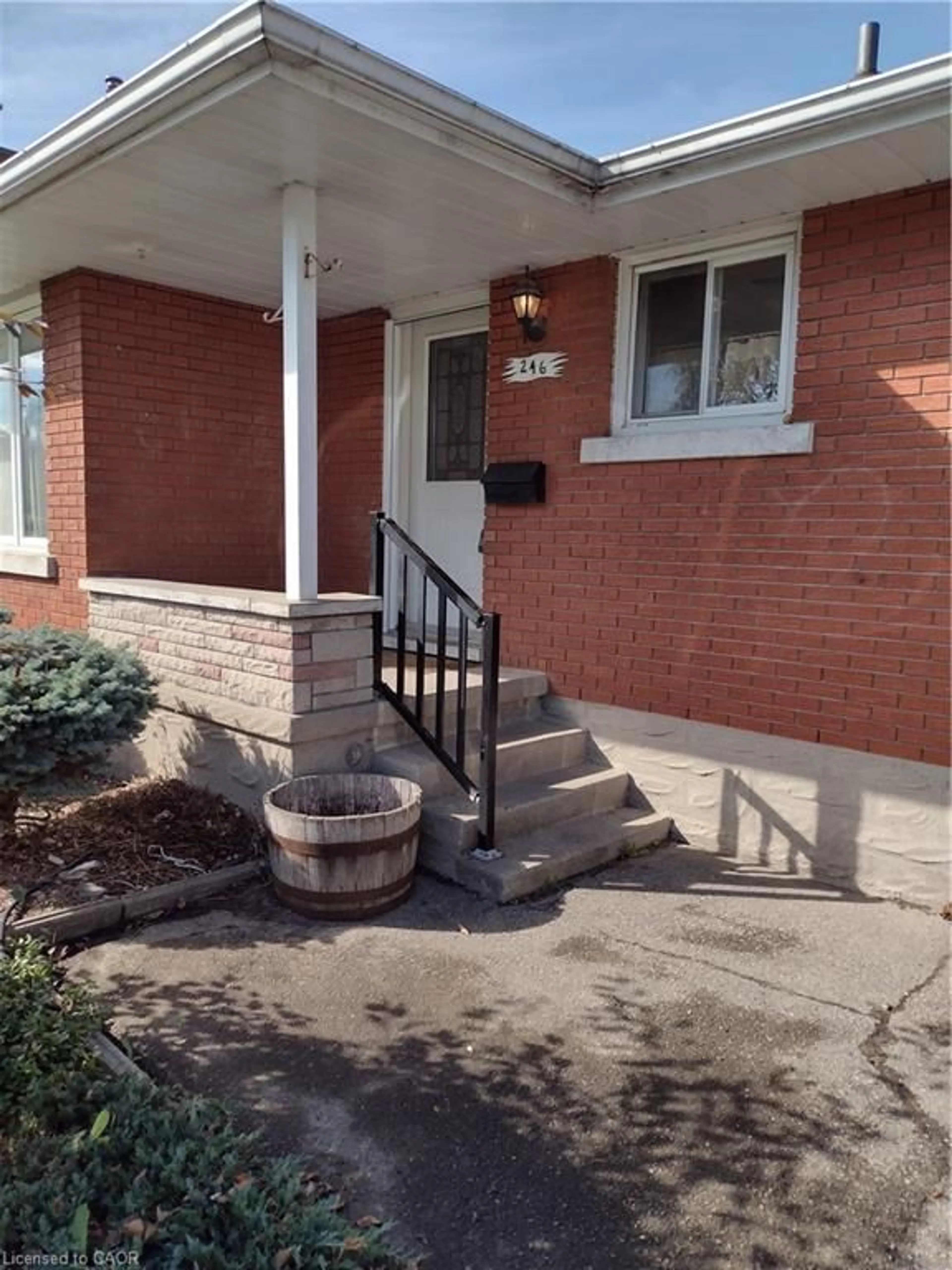 Home with brick exterior material, street for 246 Eighth Ave, Kitchener Ontario N2C 1S7
