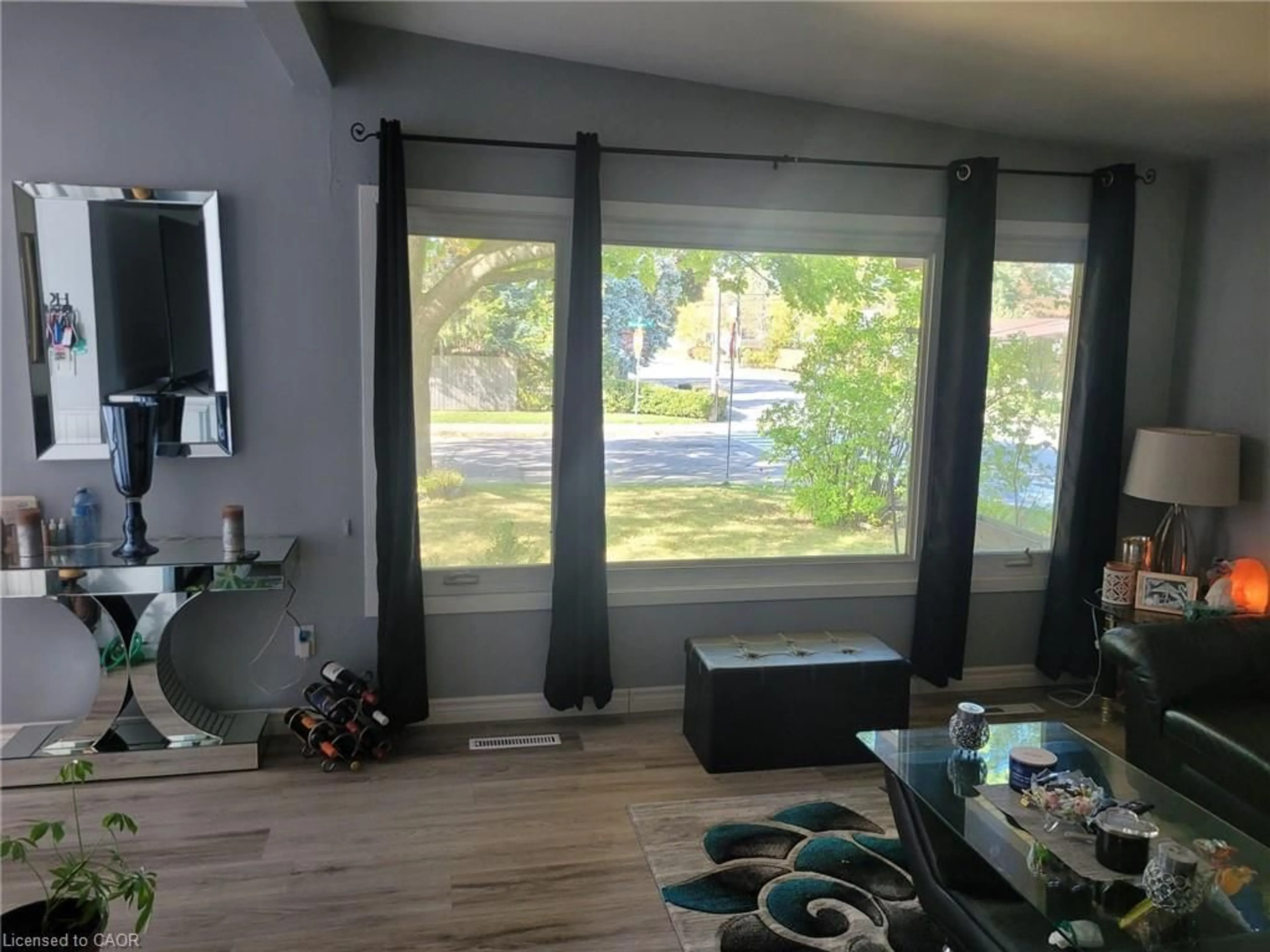 A pic of a room for 89 Deschene Ave, Hamilton Ontario L9A 3J9