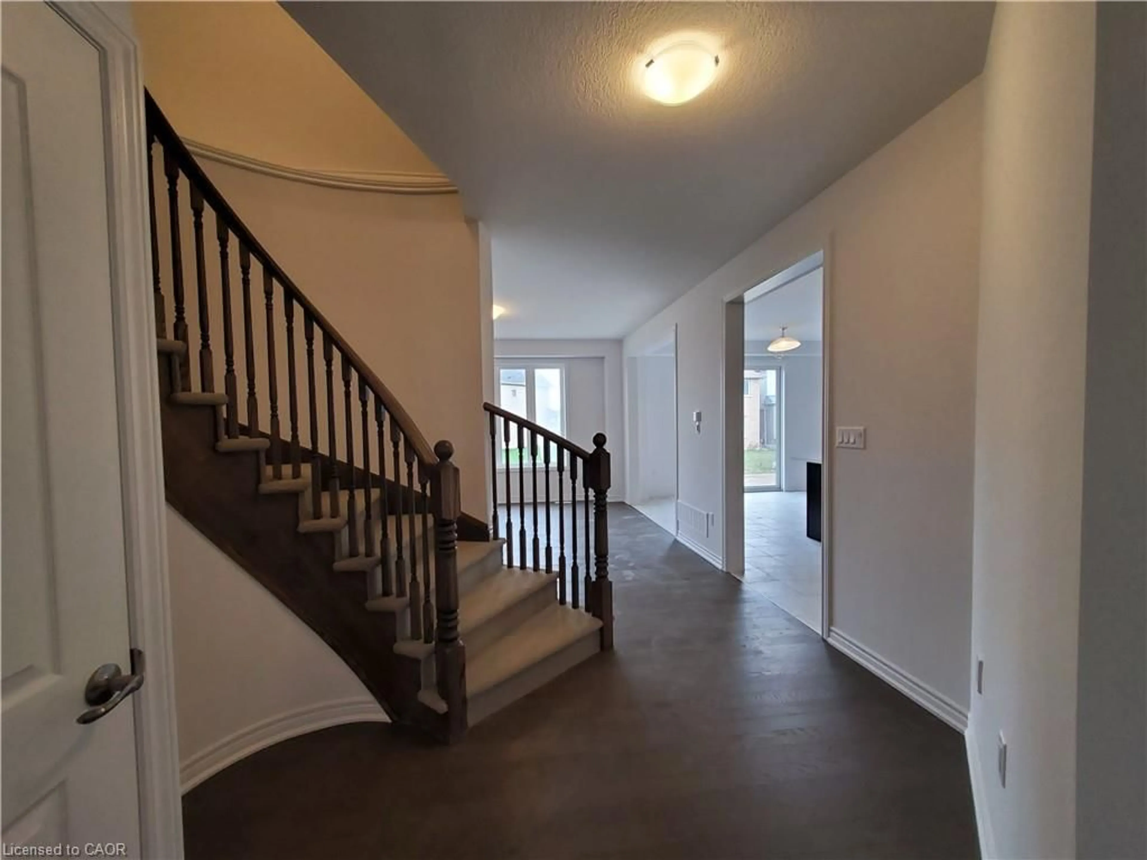 Indoor foyer for 474 Blackburn Dr, Brantford Ontario M3T 0T1