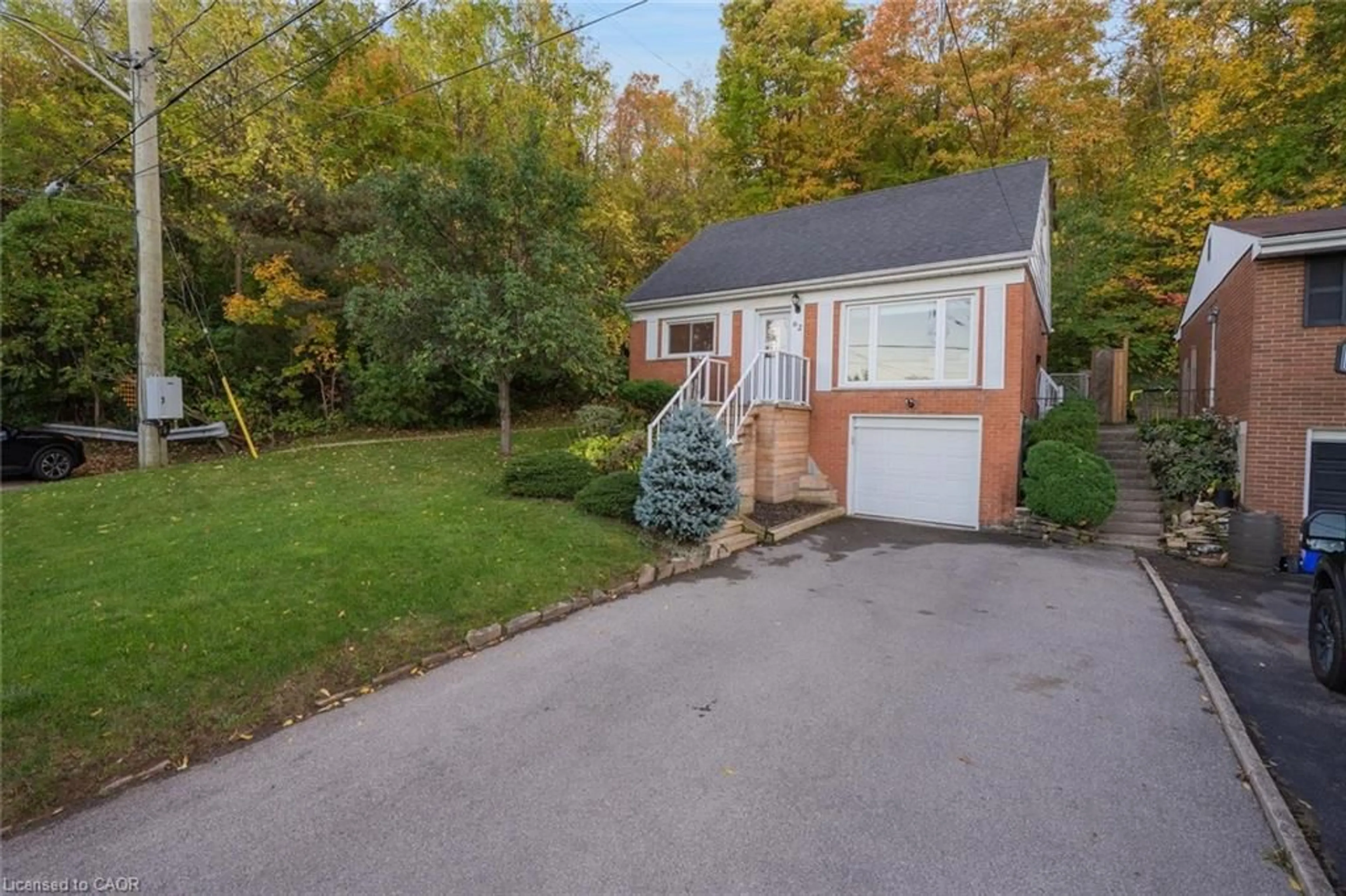 A pic from outside/outdoor area/front of a property/back of a property/a pic from drone, street for 62 Brentwood Dr, Stoney Creek Ontario L8G 2W8
