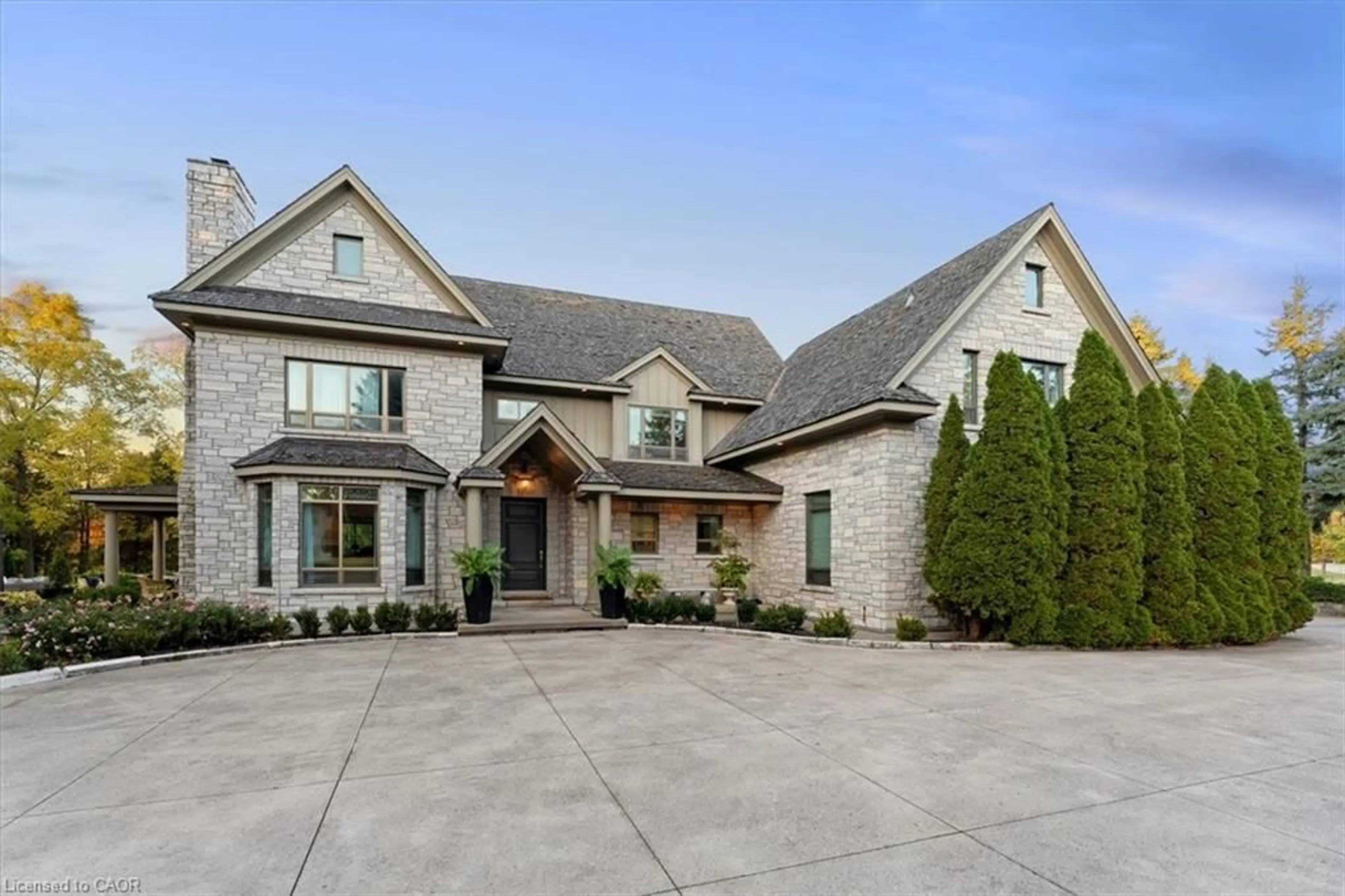 Home with brick exterior material, street for 90 Ridge Rd, Grimsby Ontario L3M 4W7