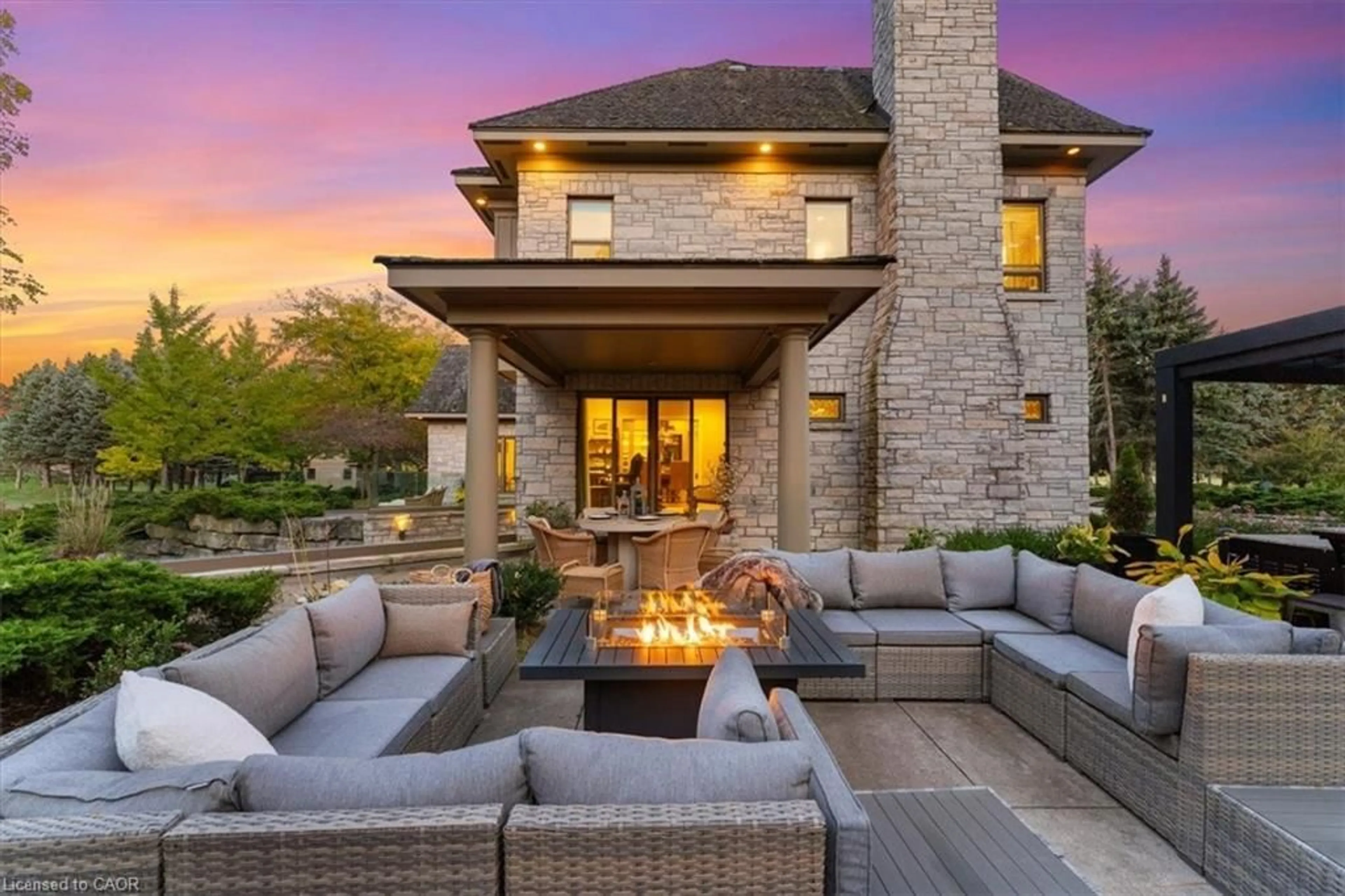 Patio, mountain view for 90 Ridge Rd, Grimsby Ontario L3M 4W7