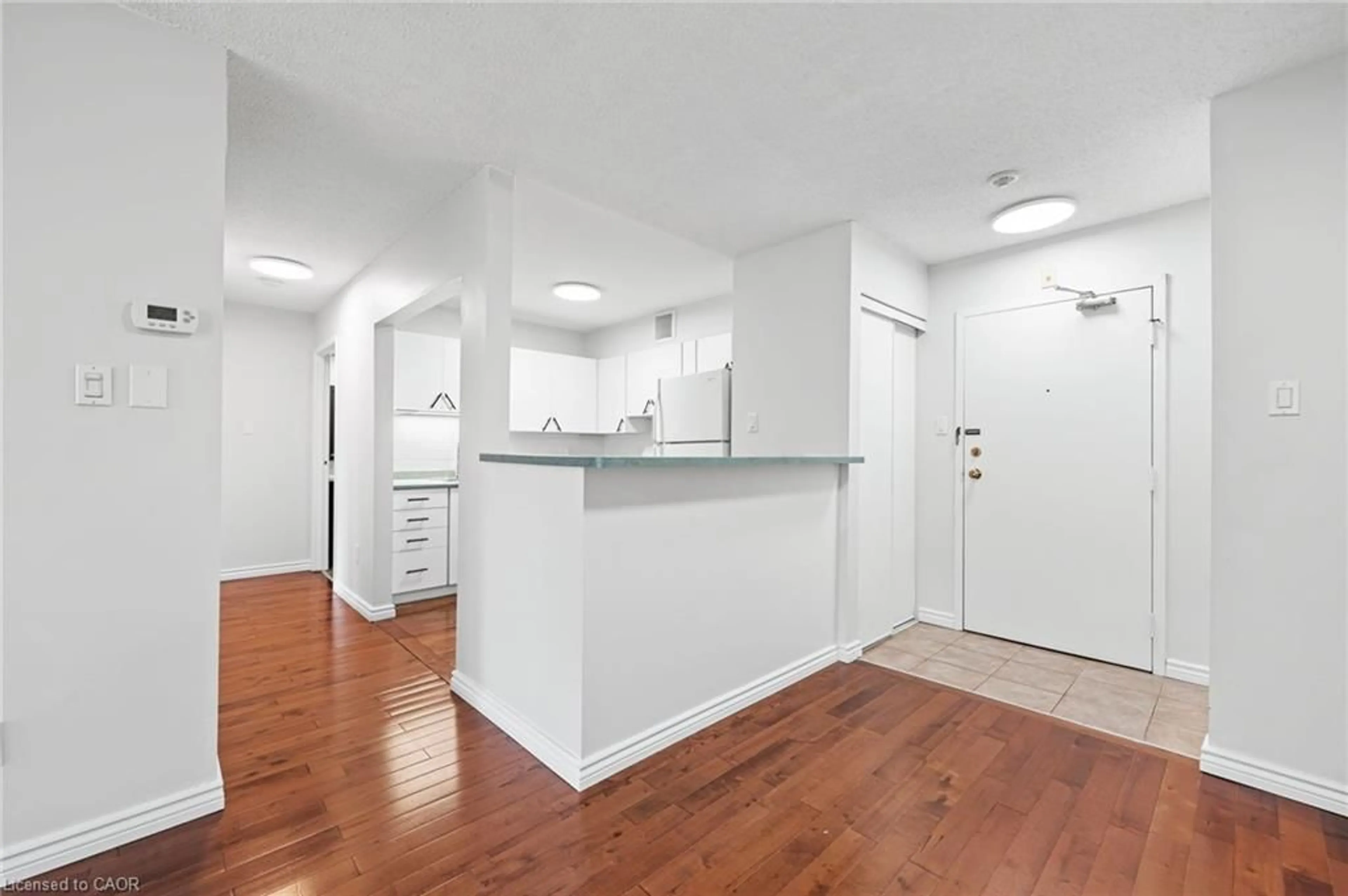 Standard kitchen, unknown for 15 Hofstetter Ave #406, Kitchener Ontario N2A 3Z7