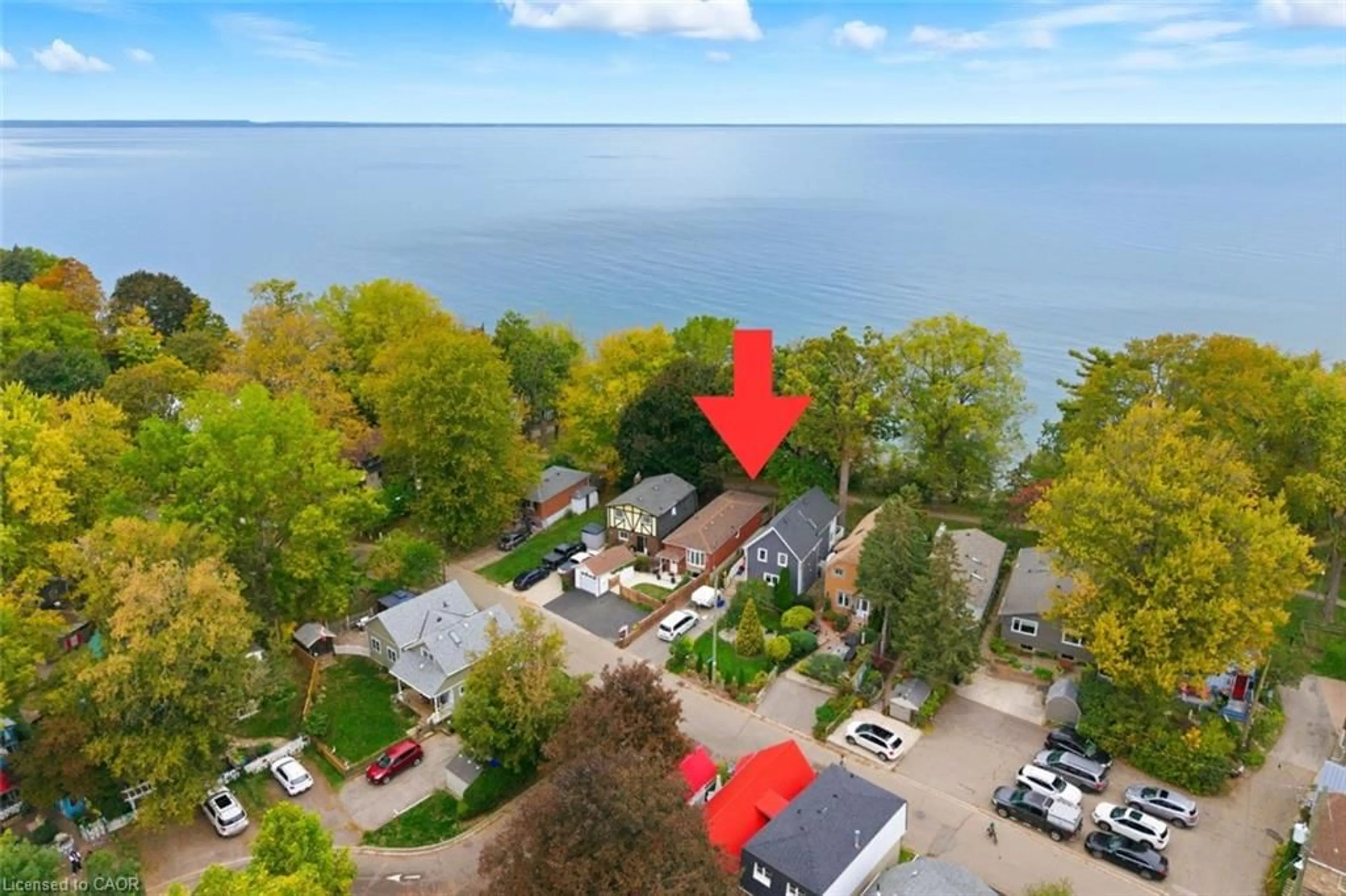 A pic from outside/outdoor area/front of a property/back of a property/a pic from drone, water/lake/river/ocean view for 19 Victoria Terr, Grimsby Ontario L3M 2E6