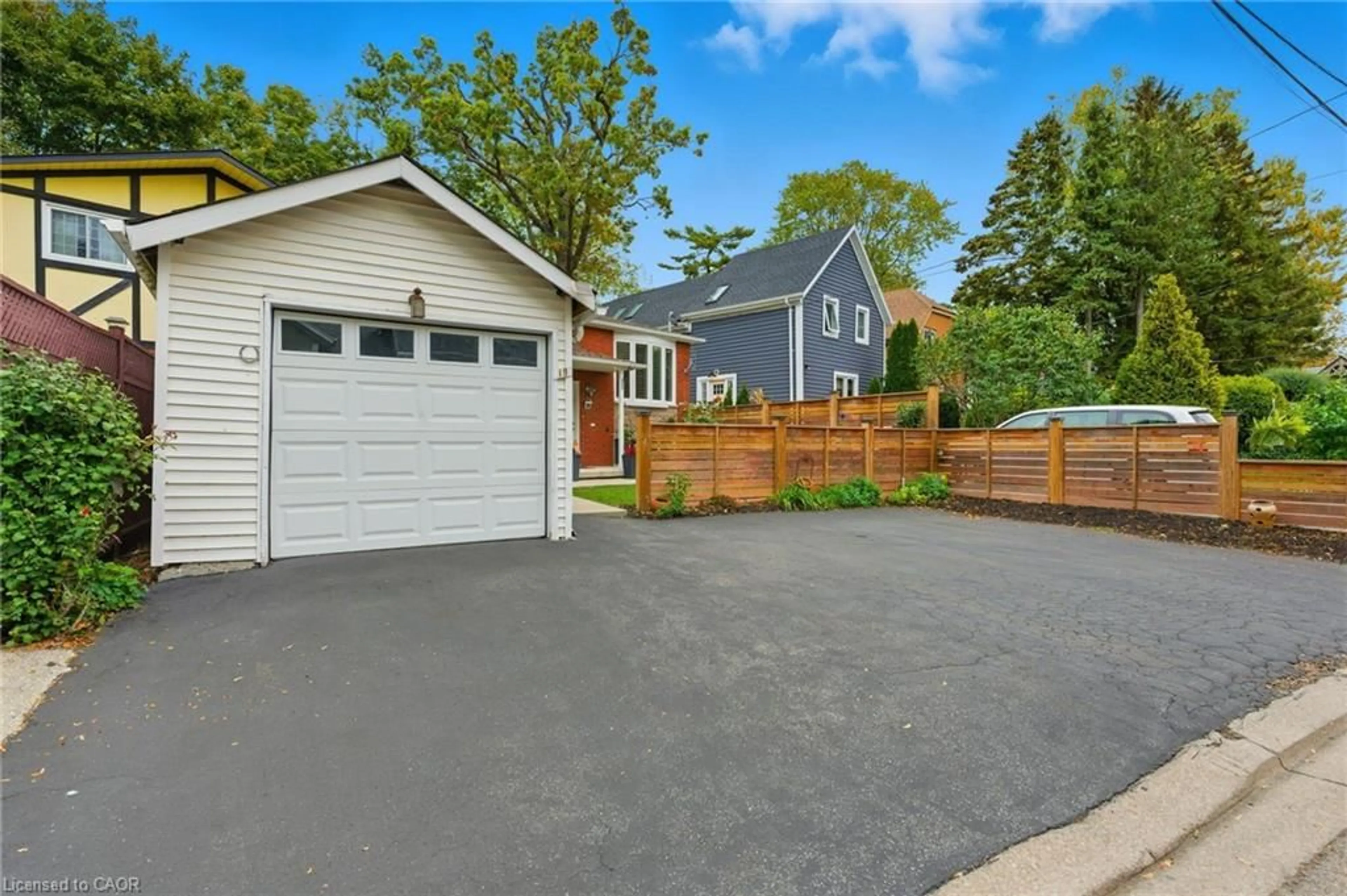 Home with vinyl exterior material, street for 19 Victoria Terr, Grimsby Ontario L3M 2E6