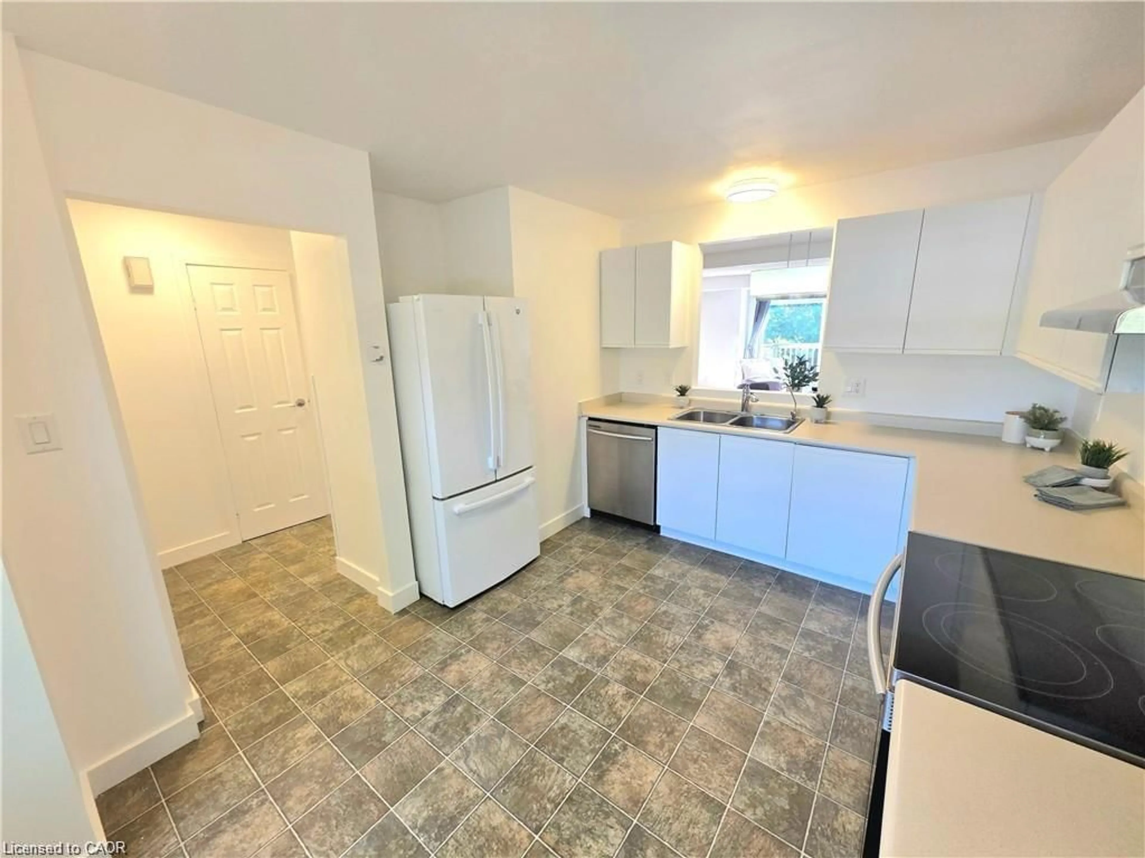 Standard kitchen, unknown for 26 Poplar Dr #5, Cambridge Ontario N3C 4A3