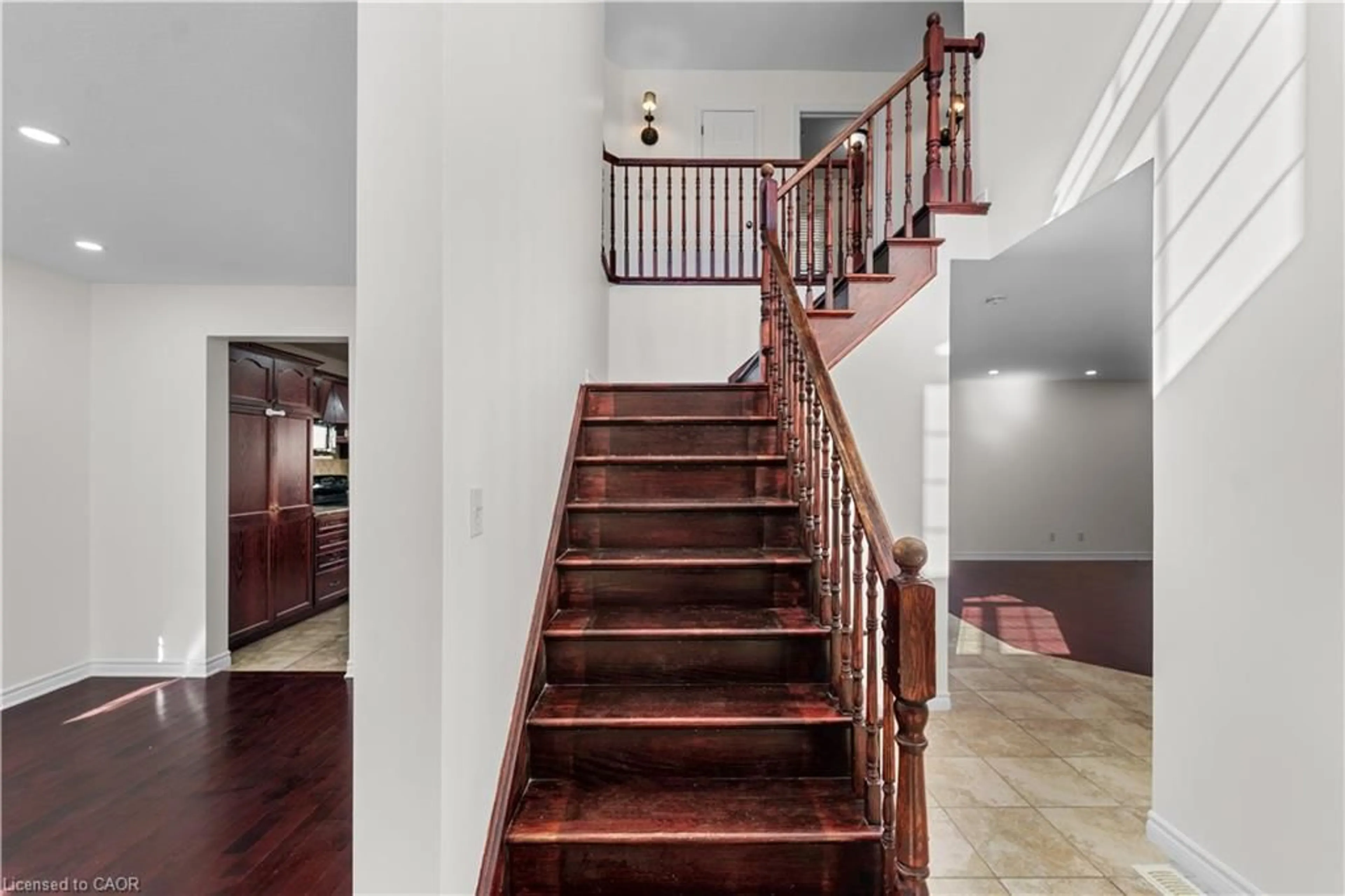 Indoor foyer for 76 Rochelle Cres, Fort Erie Ontario L0S 1N0