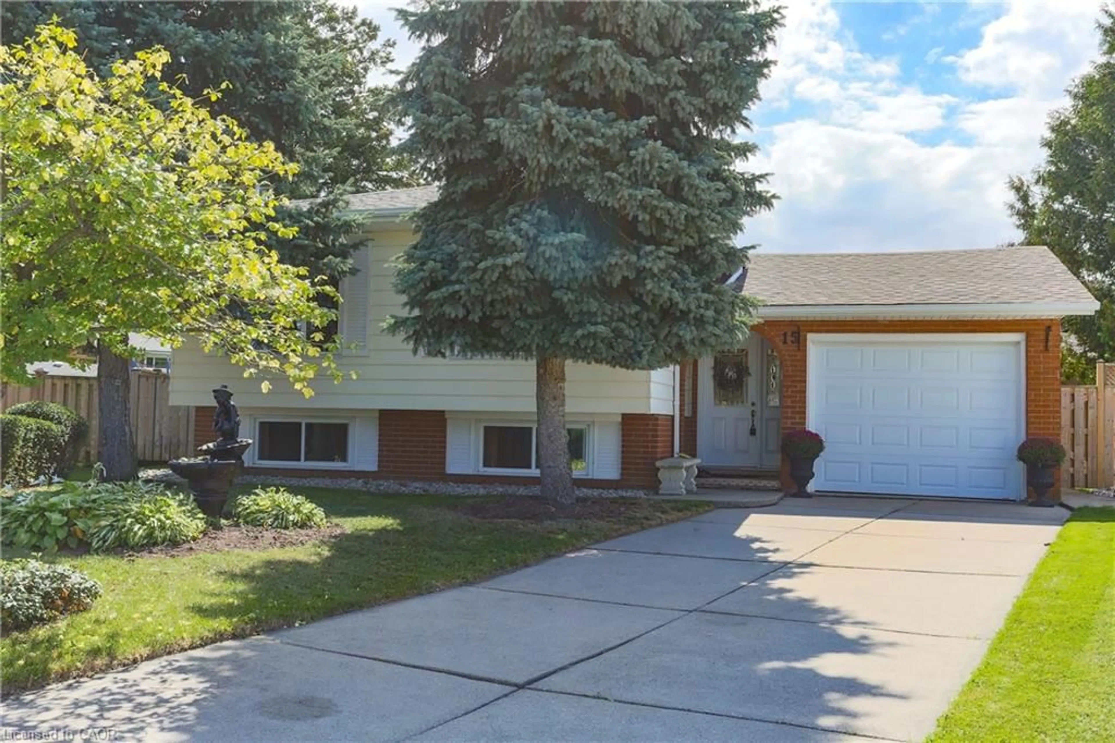 Home with vinyl exterior material, street for 15 Lantana Crt, Hamilton Ontario L9C 4T5