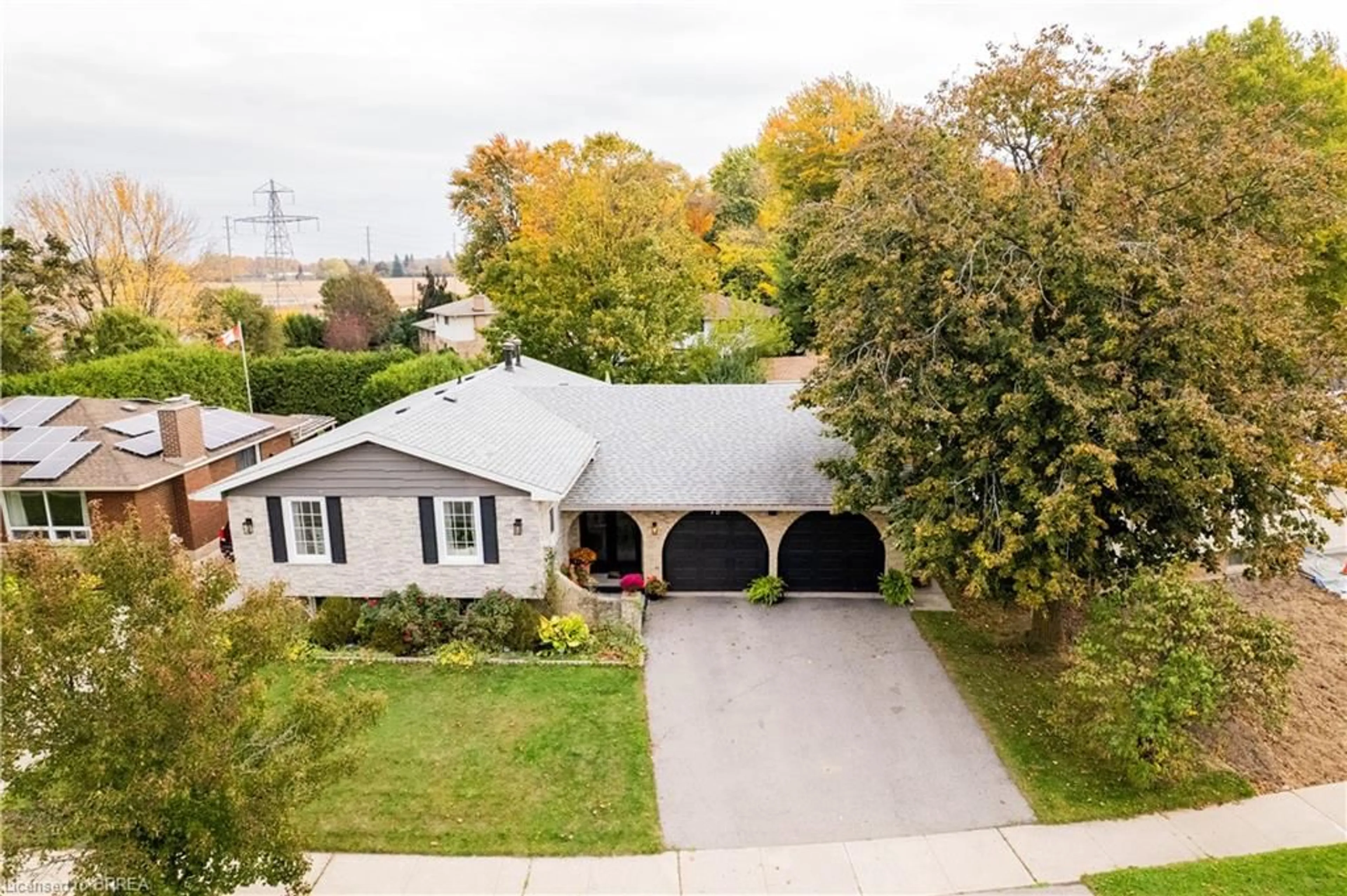 A pic from outside/outdoor area/front of a property/back of a property/a pic from drone, street for 18 Old Farm Rd, Brantford Ontario N3R 6P5