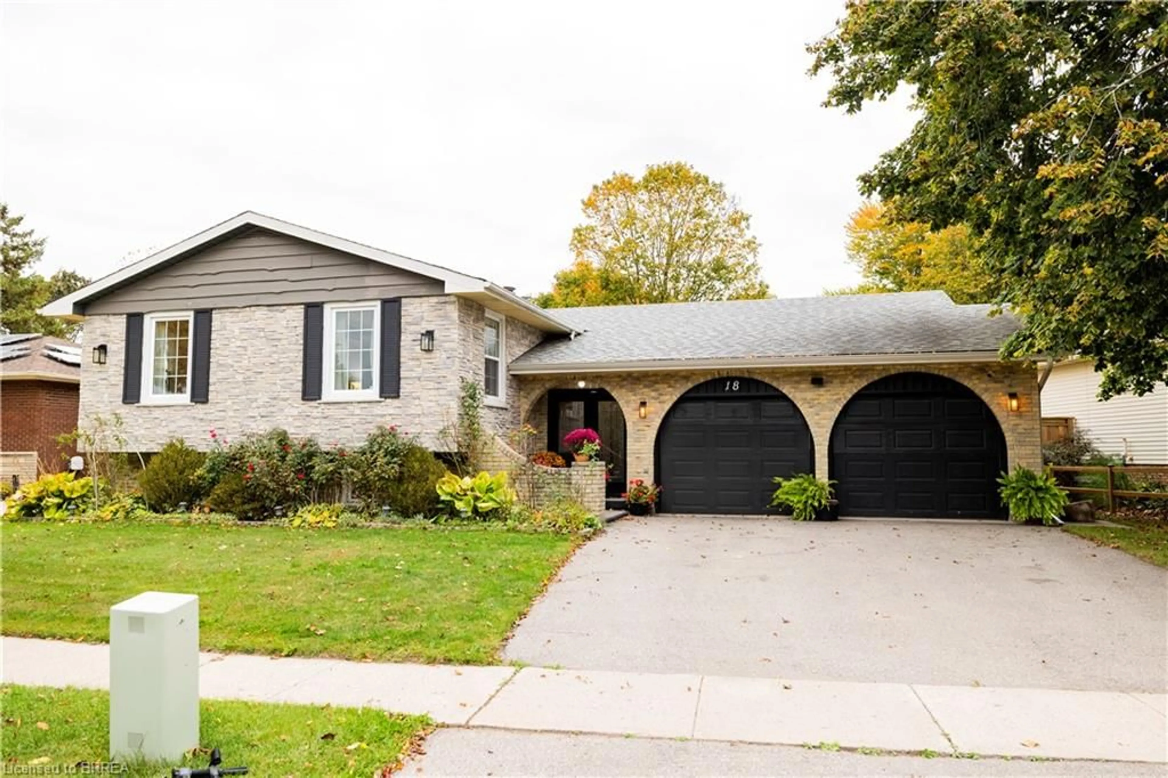 Home with brick exterior material, street for 18 Old Farm Rd, Brantford Ontario N3R 6P5
