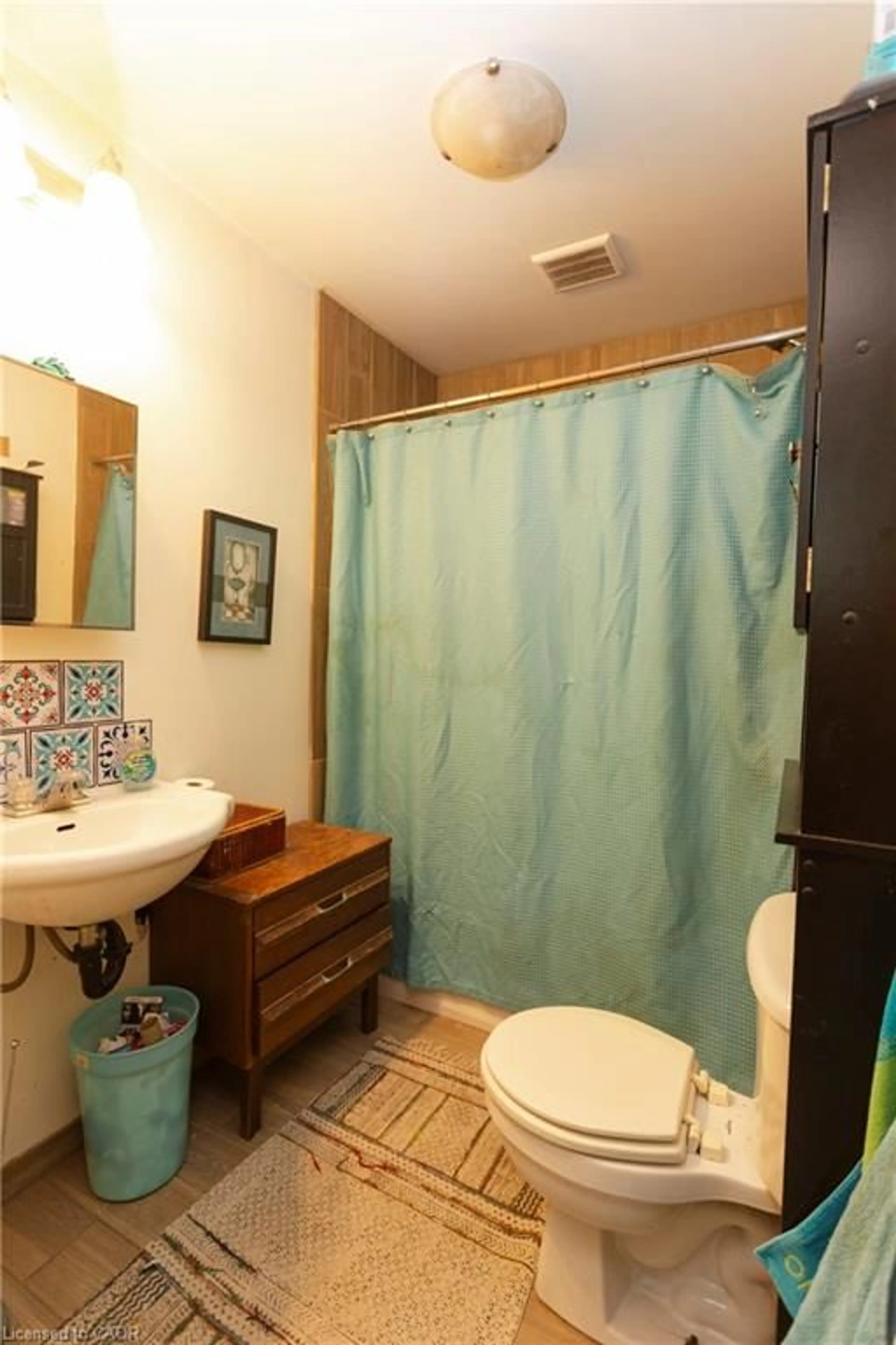 Standard bathroom, unknown for 16 King St, Cayuga Ontario N0A 1E0