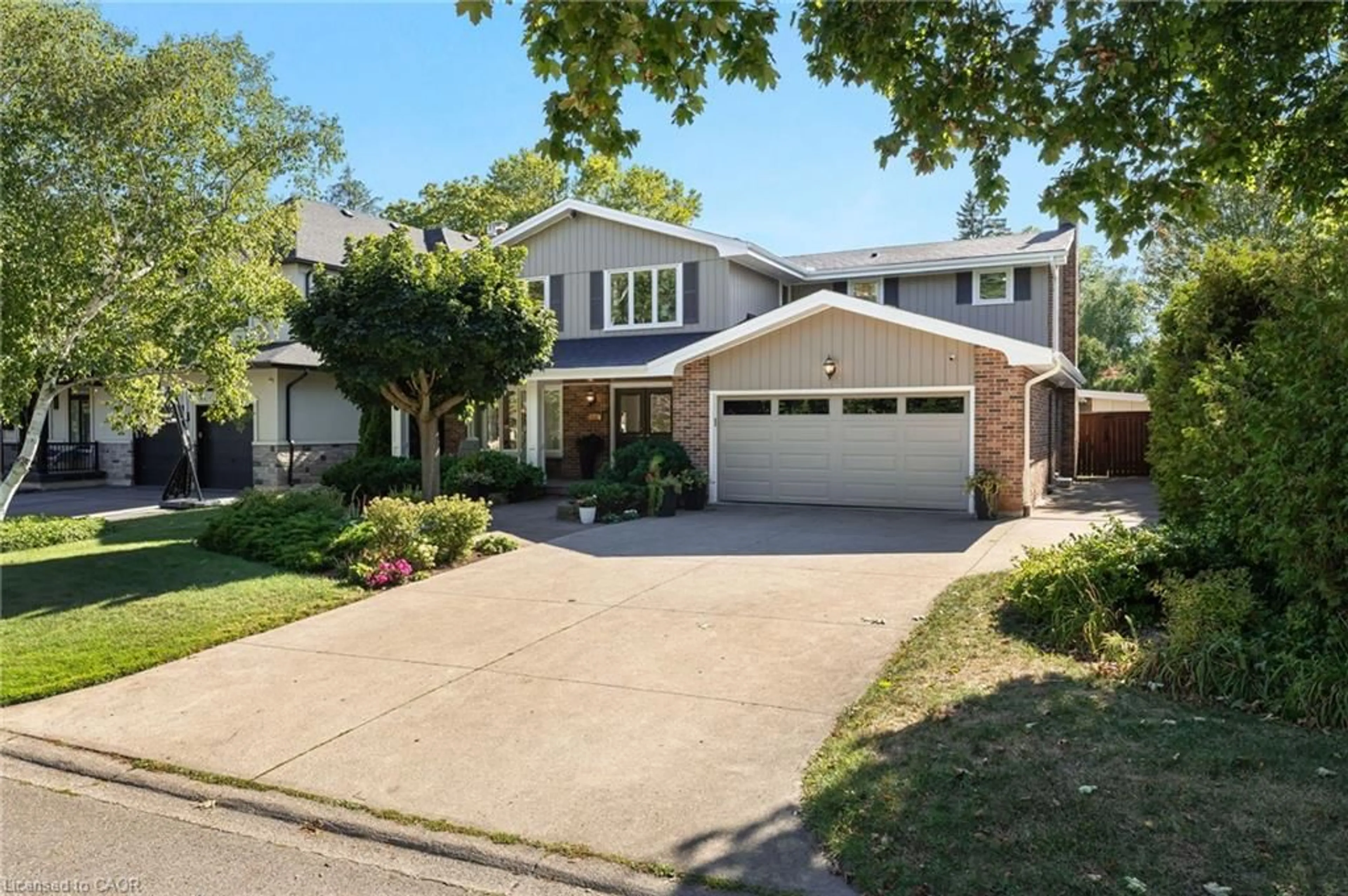 Home with brick exterior material, street for 226 Shoreacres Rd, Burlington Ontario L7L 2H2