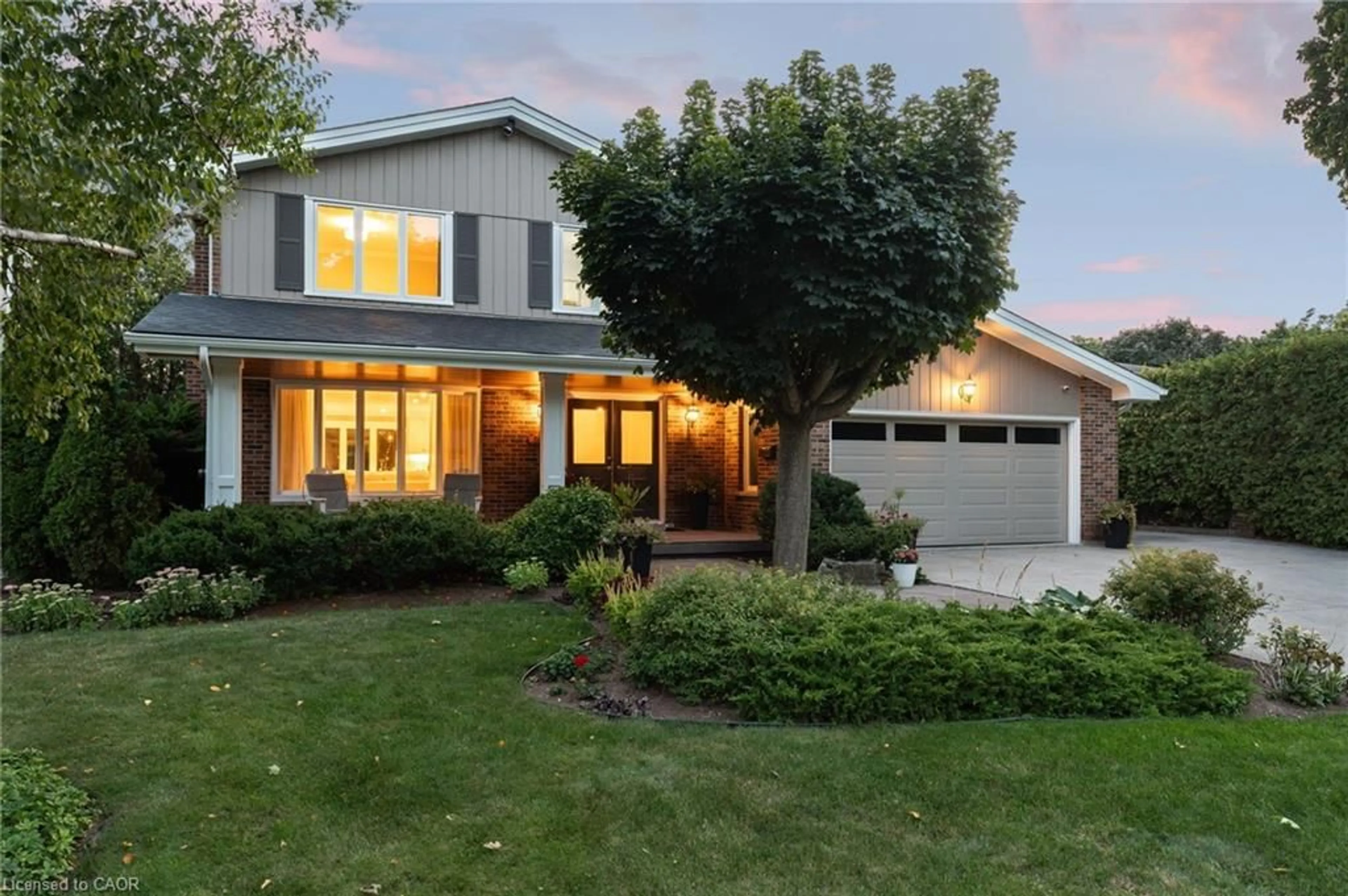 Home with vinyl exterior material, street for 226 Shoreacres Rd, Burlington Ontario L7L 2H2