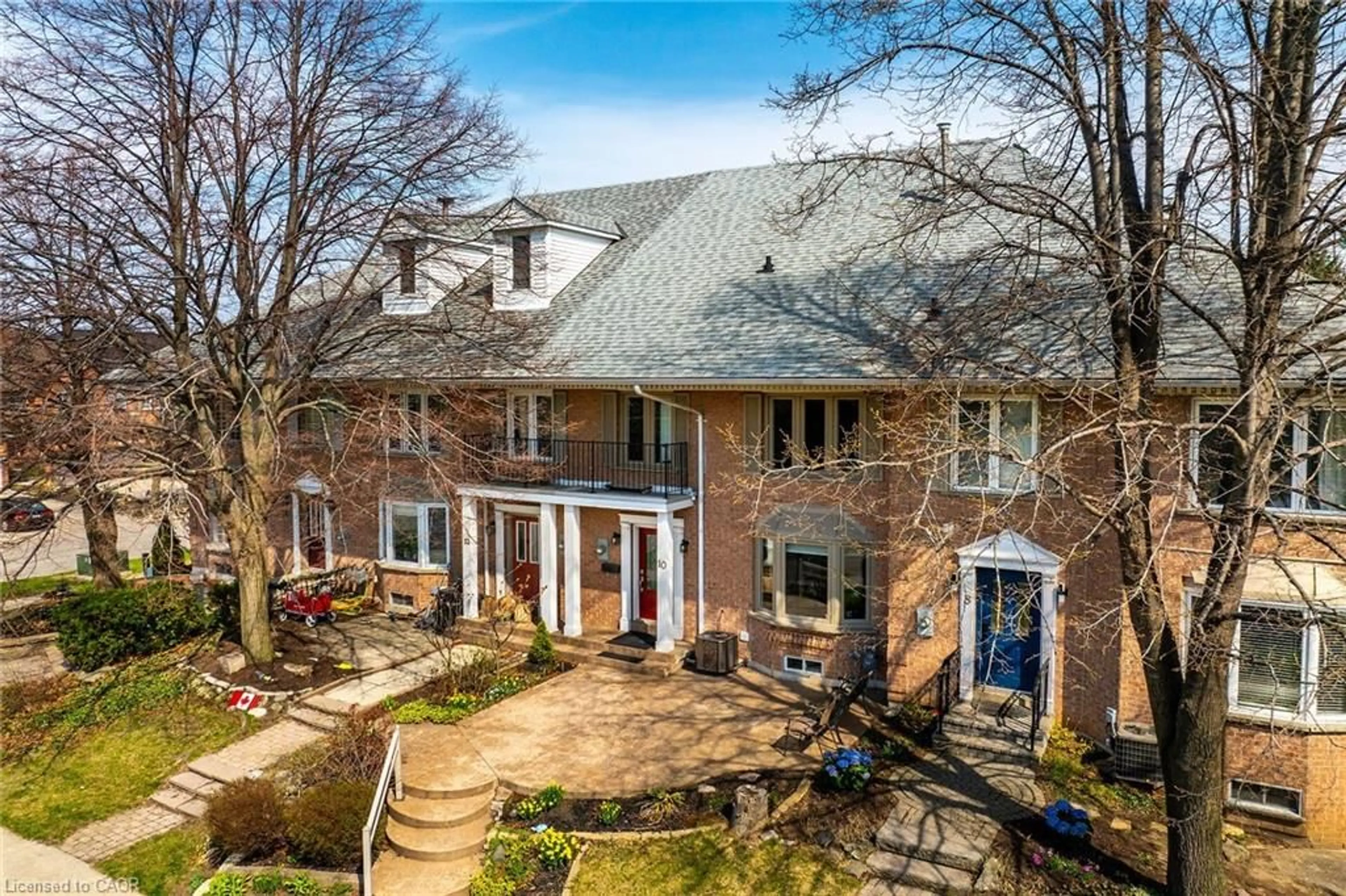 A pic from outside/outdoor area/front of a property/back of a property/a pic from drone, street for 10 Edgewater Dr, Stoney Creek Ontario L8E 4Z3